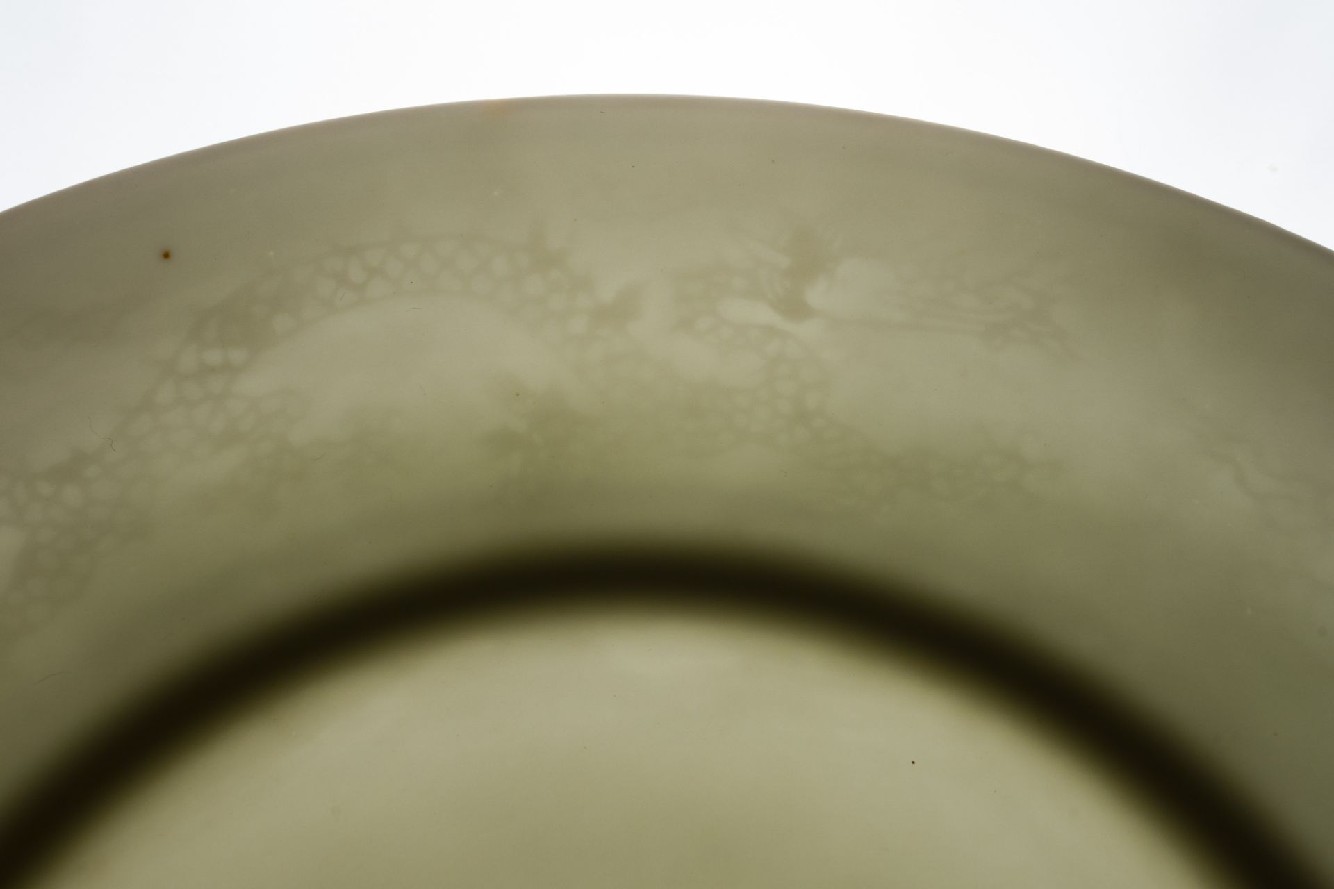 A Chinese monochrome white-glazed anhua 'dragon' plate, 18th C. - Bild 6 aus 6