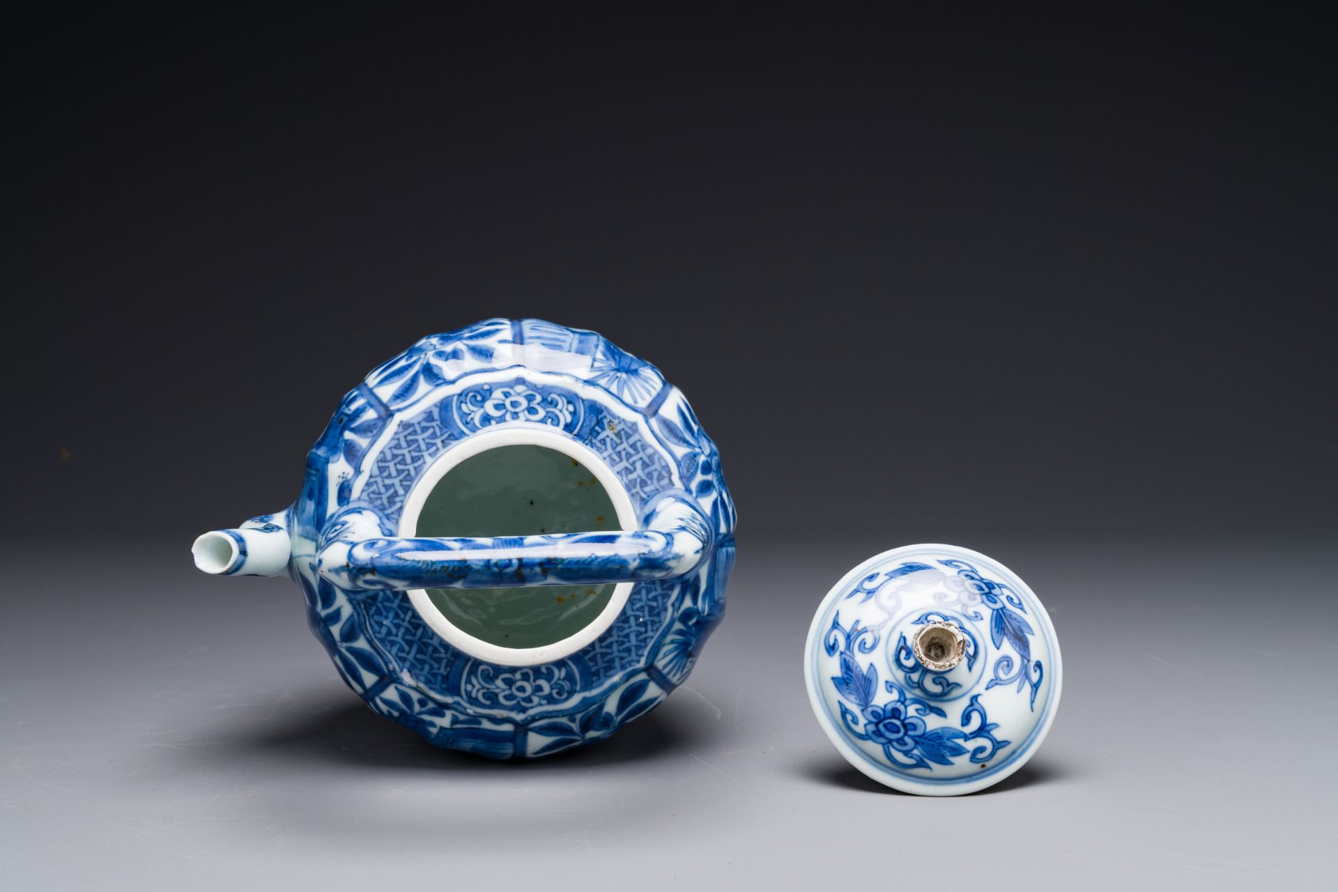 A Chinese blue and white wine ewer and cover with figural design, Wanli - Bild 5 aus 6