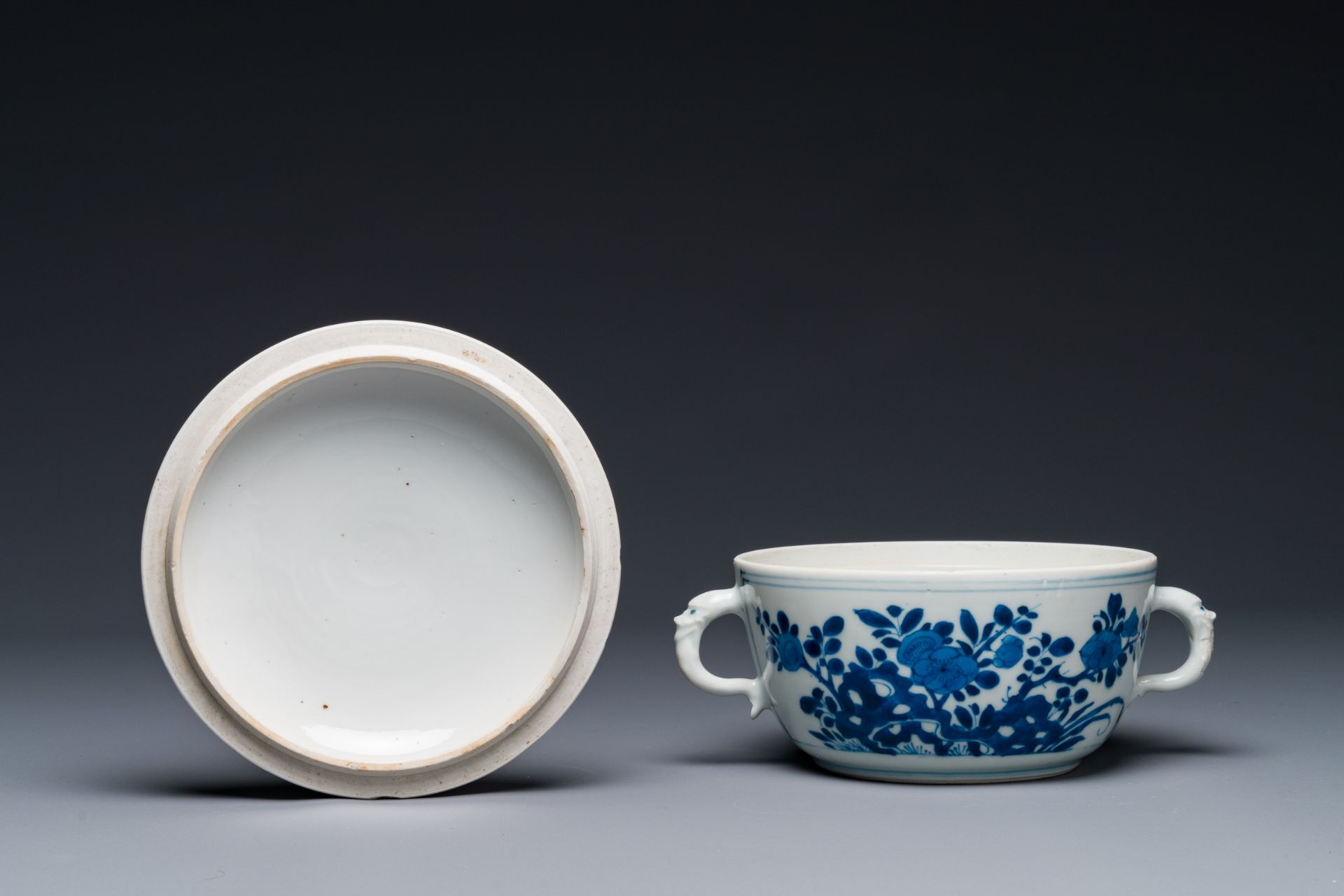 A Chinese blue and white square 'Long Eliza' flask and a covered bowl, Kangxi - Bild 10 aus 10