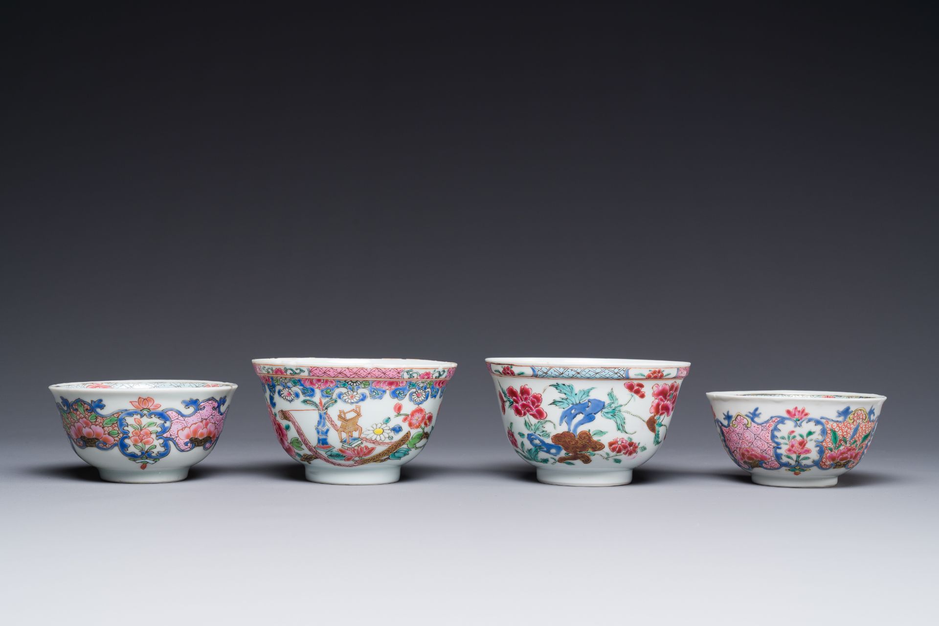 Four Chinese famille rose cups and three saucers with floral design, Yongzheng - Bild 4 aus 6