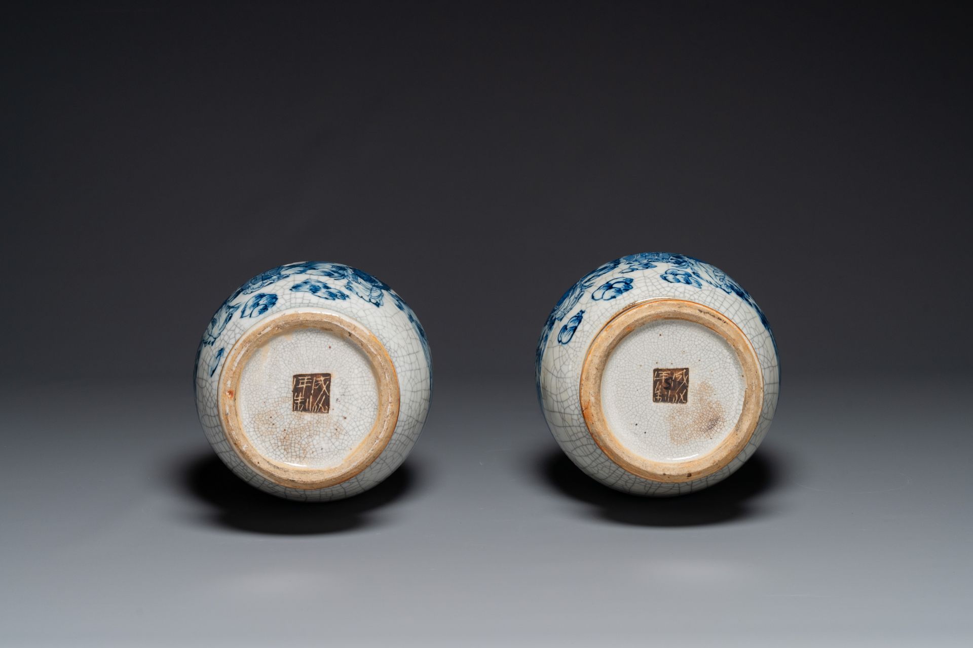 A pair of Chinese blue and white Nanking crackle-glazed 'Taoist' vases, 19th C. - Image 4 of 4