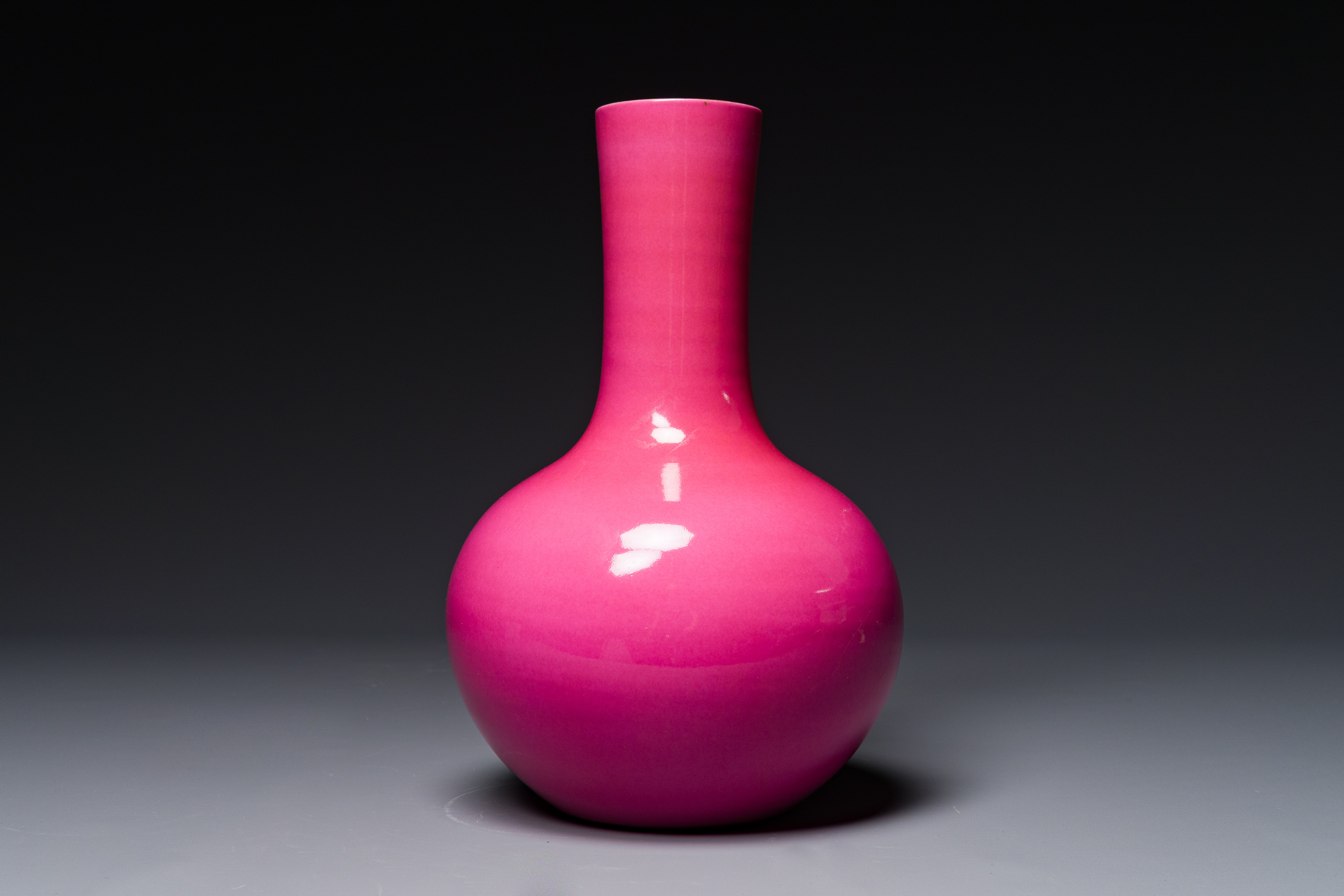 A Chinese monochrome ruby-pink-glazed 'tianqiuping' vase on wooden stand, Yongzheng mark, 19/20th C. - Image 2 of 4