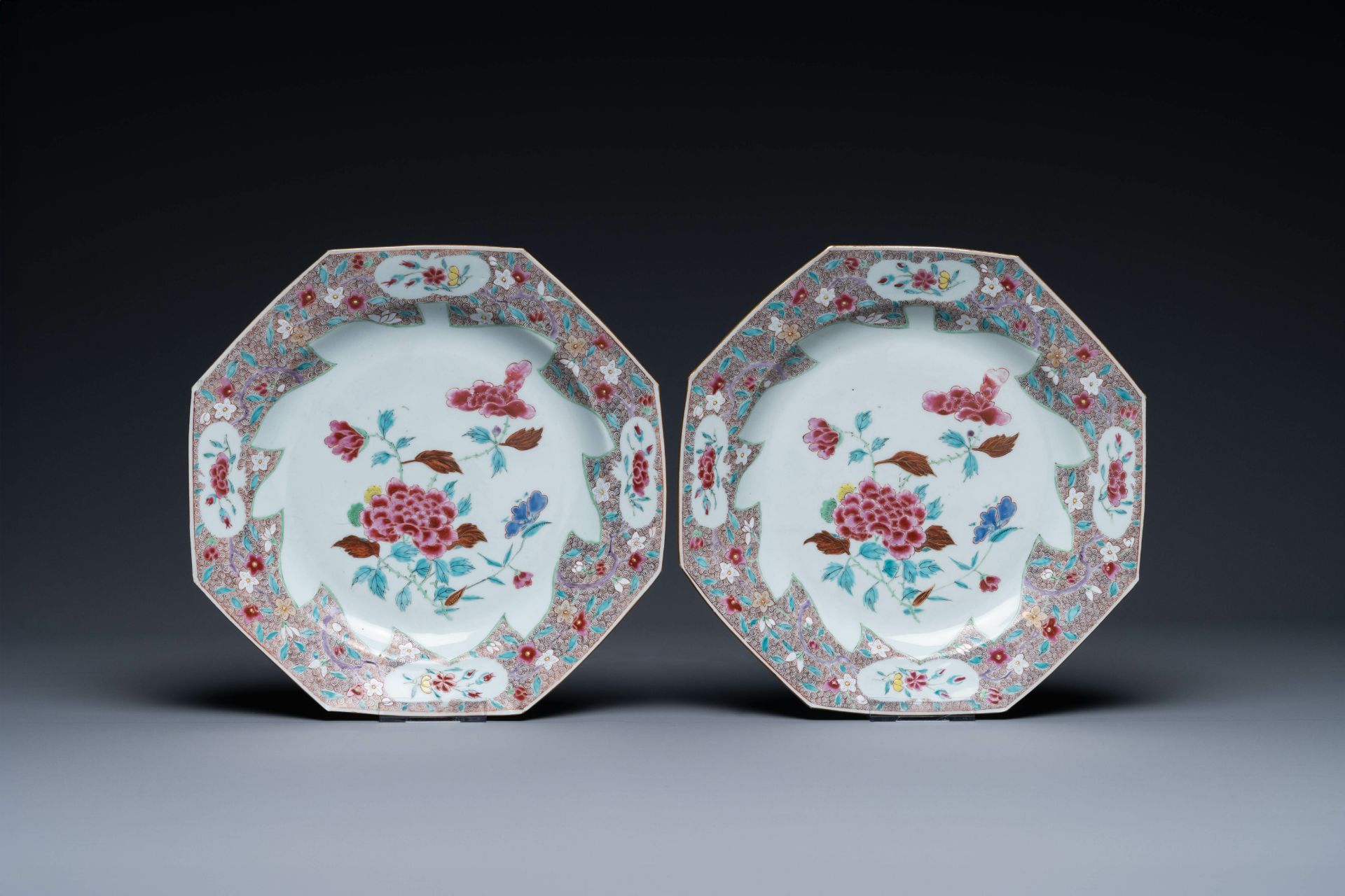 A pair of Chinese famille rose dishes, three blue and white plates and a 'kraak' porcelain 'klapmuts - Bild 2 aus 5