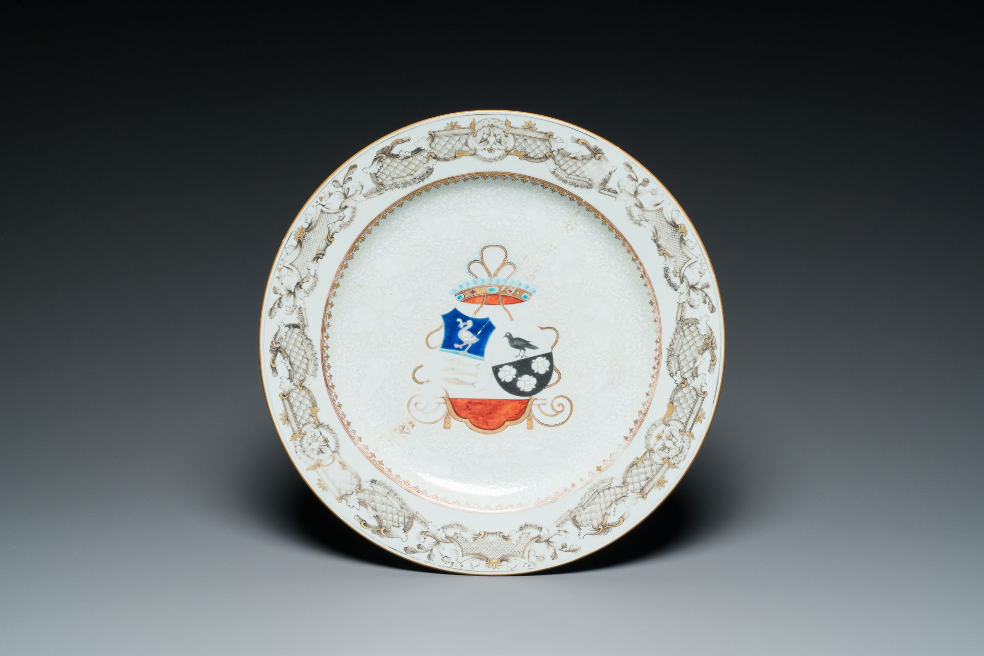 A Chinese grisaille armorial dish and two plates for the Dutch, English and Scottish markets, Qianlo - Bild 2 aus 5