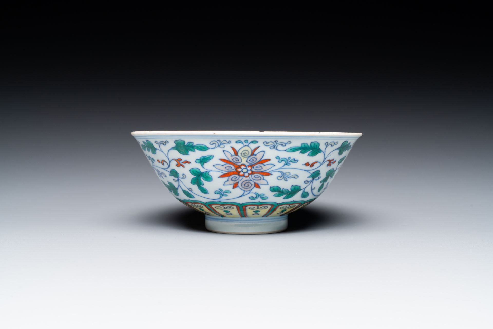 A Chinese doucai 'lotus scroll' bowl, Qianlong mark and of the period - Bild 5 aus 7