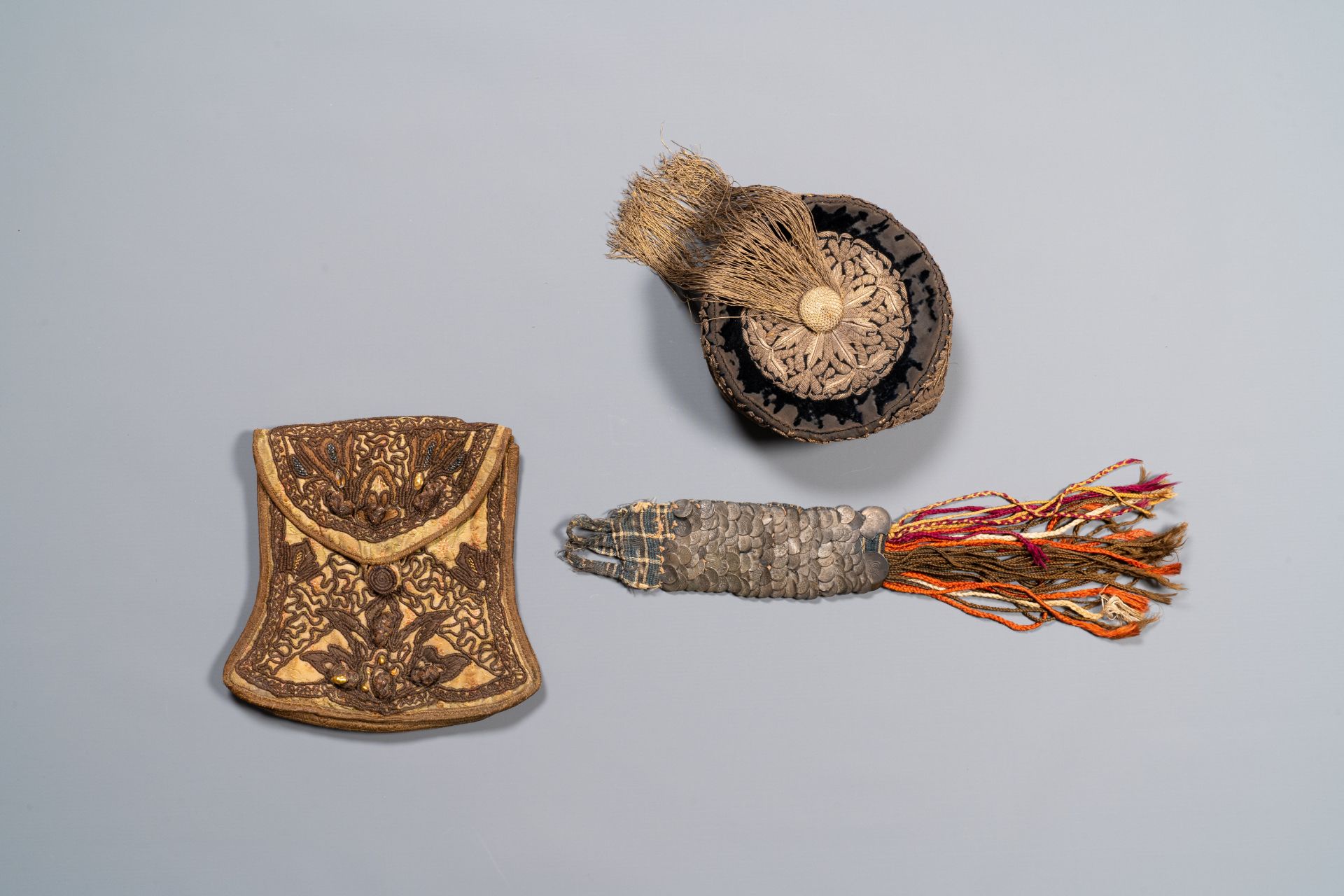 An Iranian gold-thread-embroidered silk caftan, a hat, a coin bracelet and a Koran holder, 19th C. - Bild 5 aus 7