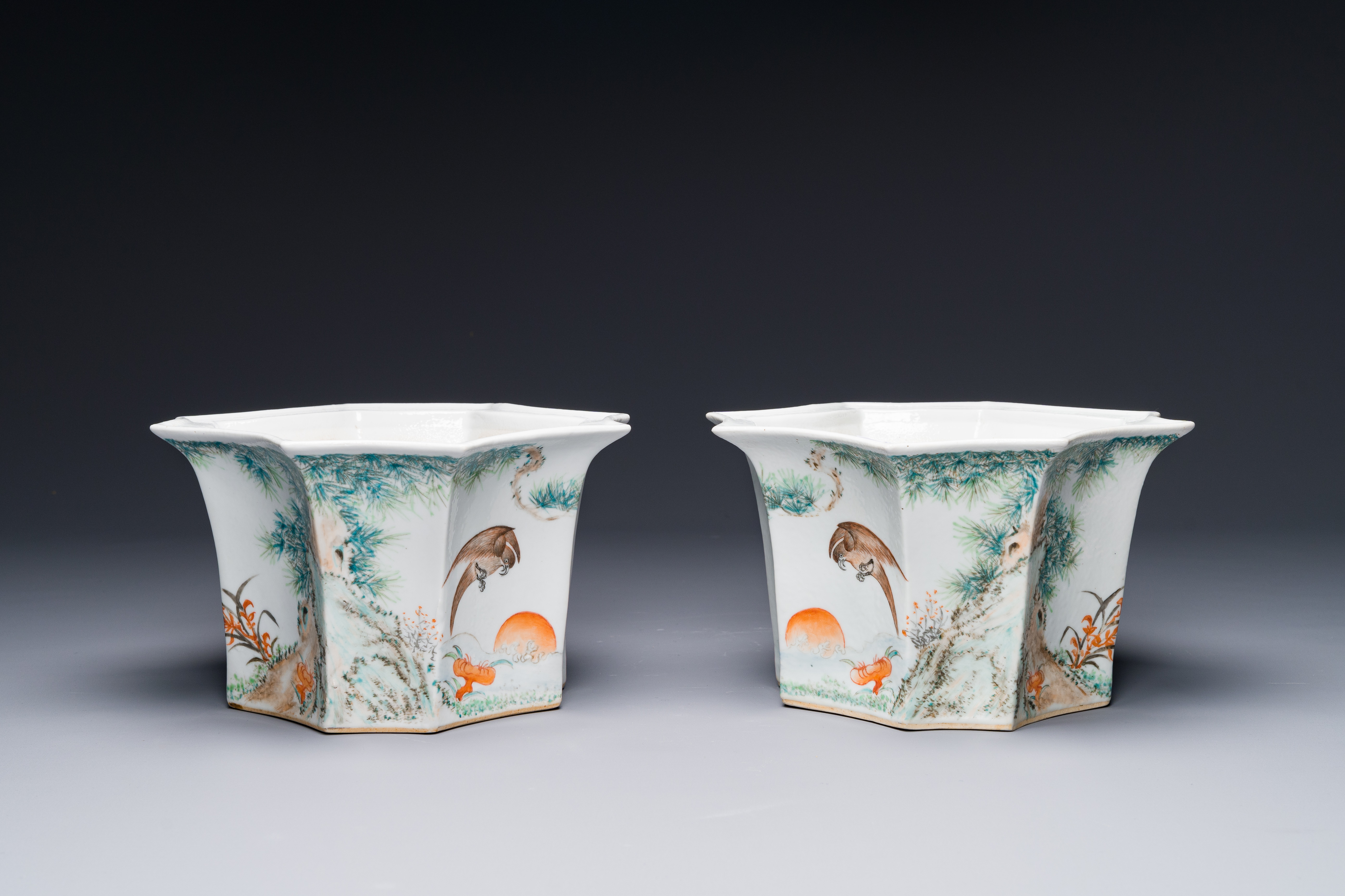 A pair of Chinese qianjiang cai flower pots, signed Cha Yishun æŸ¥ç¾©é †, 19/20th C.