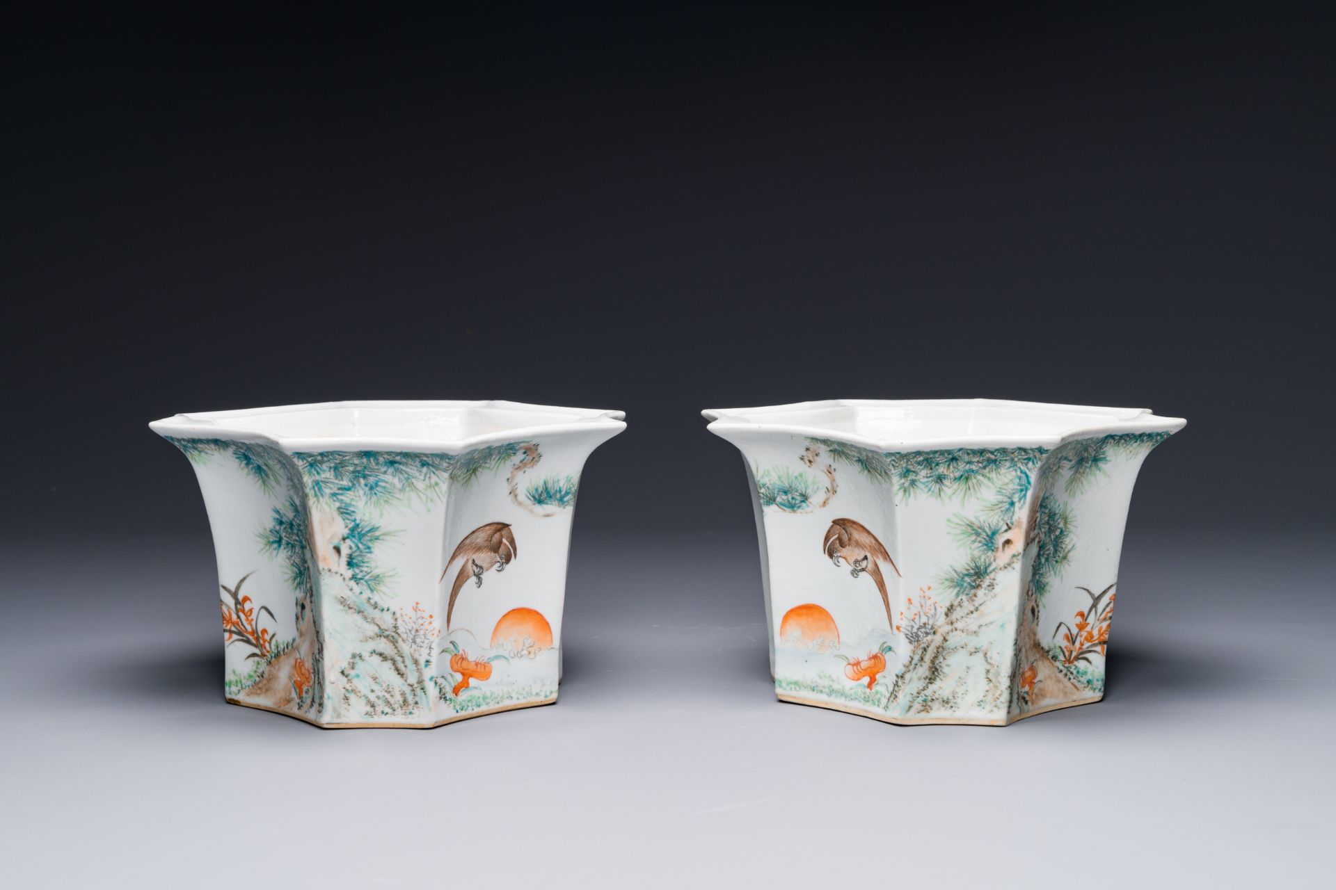 A pair of Chinese qianjiang cai flower pots, signed Cha Yishun æŸ¥ç¾©é †, 19/20th C.