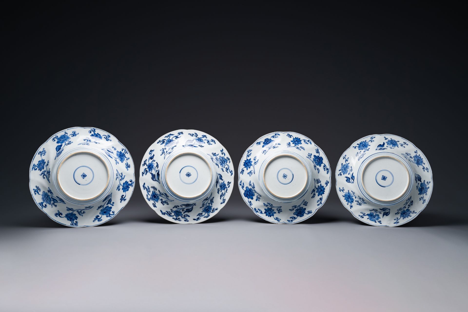 Four Chinese blue and white lobed 'phoenix and monkey' plates, flower mark, Kangxi - Bild 5 aus 5