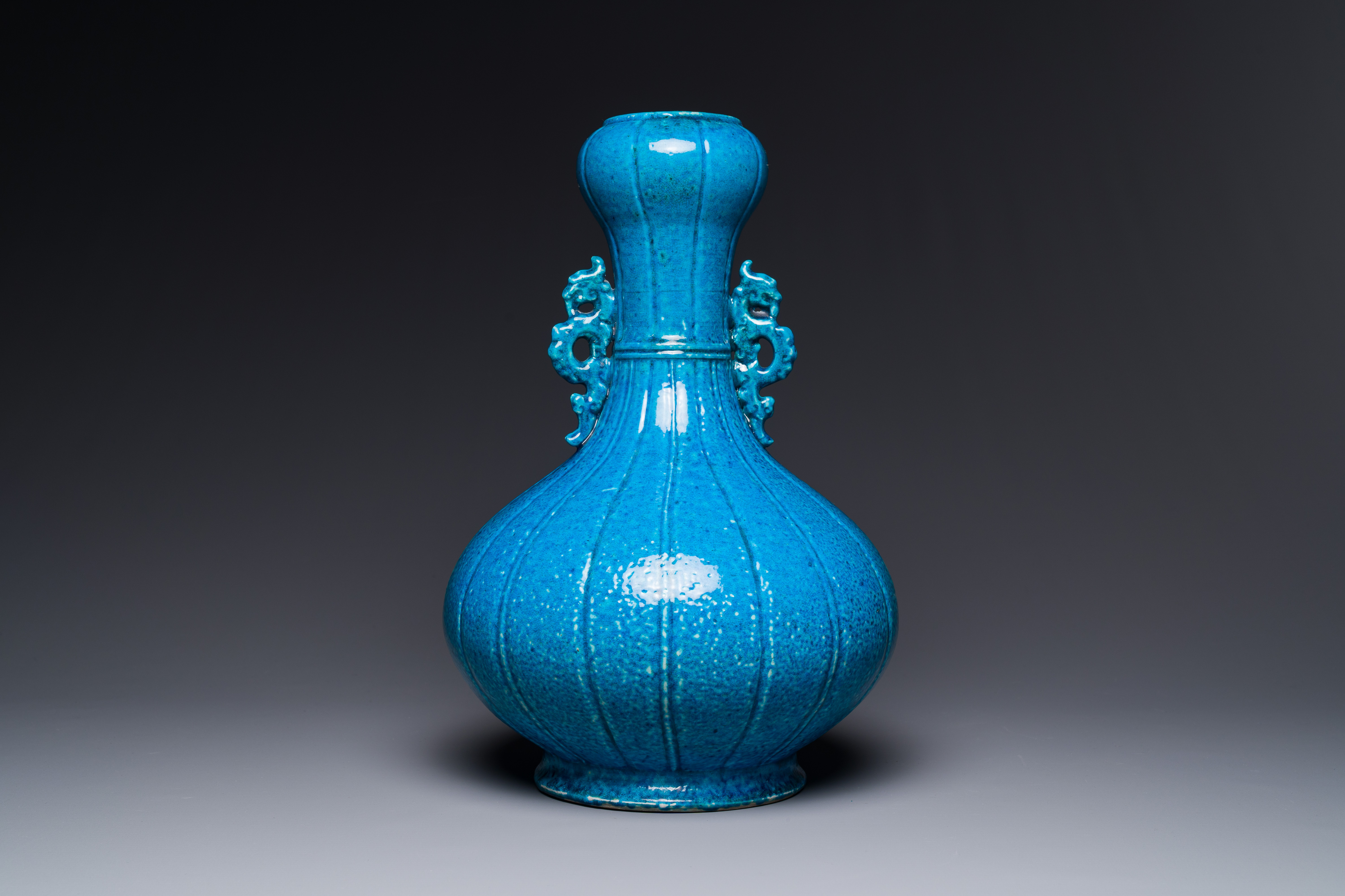 A Chinese monochrome powder-blue garlic-mouth vase with chilong handles, 18/19th C. - Image 2 of 3