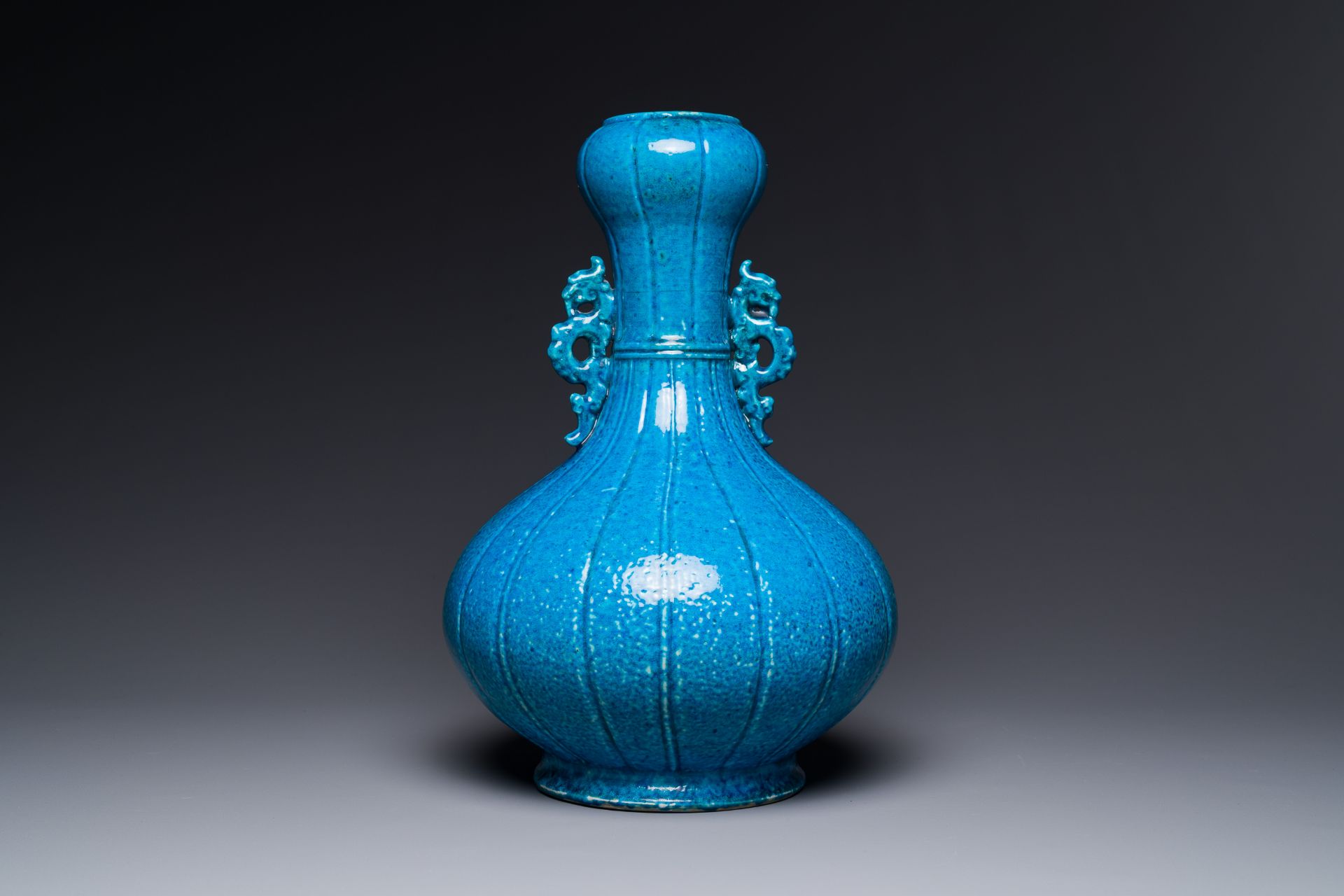 A Chinese monochrome powder-blue garlic-mouth vase with chilong handles, 18/19th C. - Bild 2 aus 3