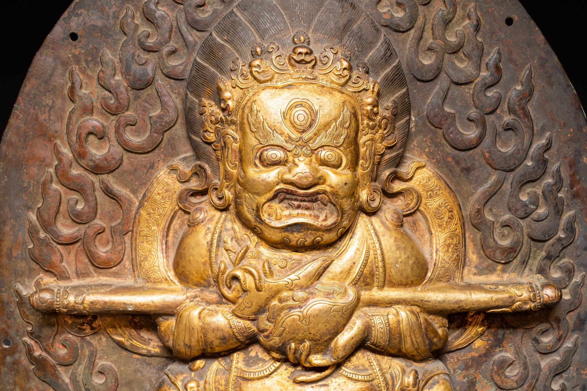 A Tibetan gilt copper 'Mahakala' plaque, 19th C. - Bild 5 aus 10