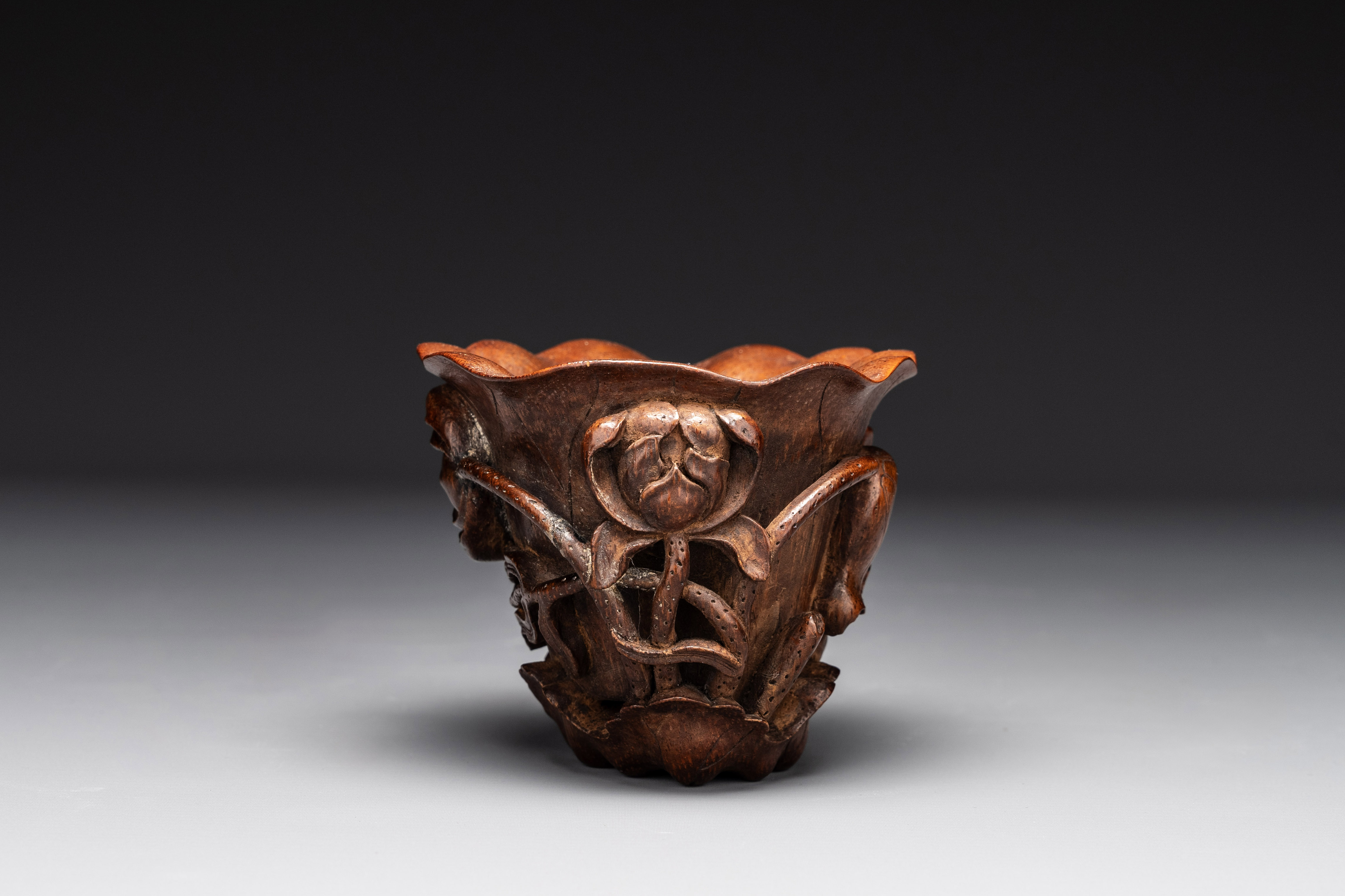 A Chinese carved bamboo 'lotus' libation cup, 17/18th C. - Image 4 of 6