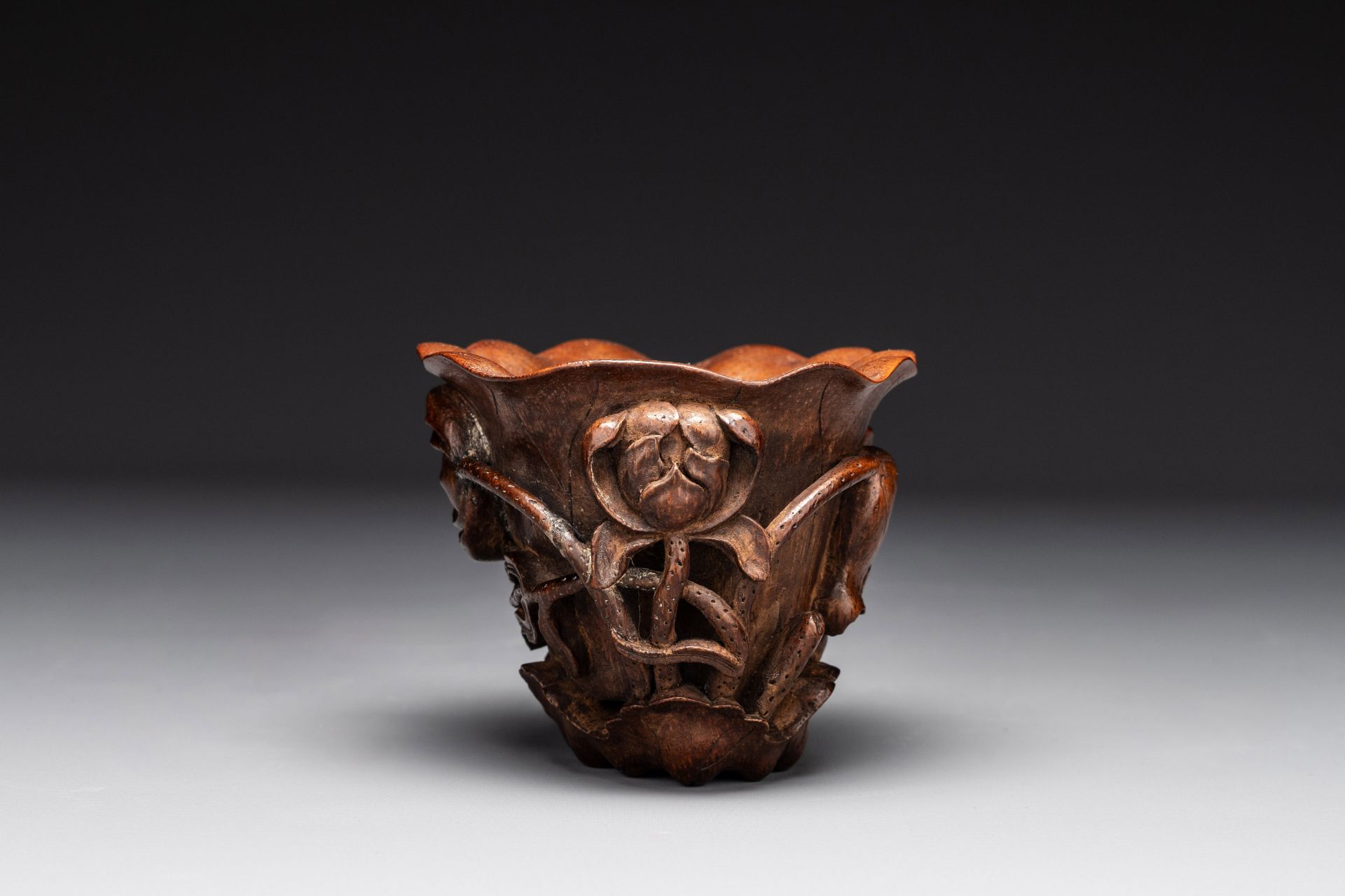 A Chinese carved bamboo 'lotus' libation cup, 17/18th C. - Bild 4 aus 6