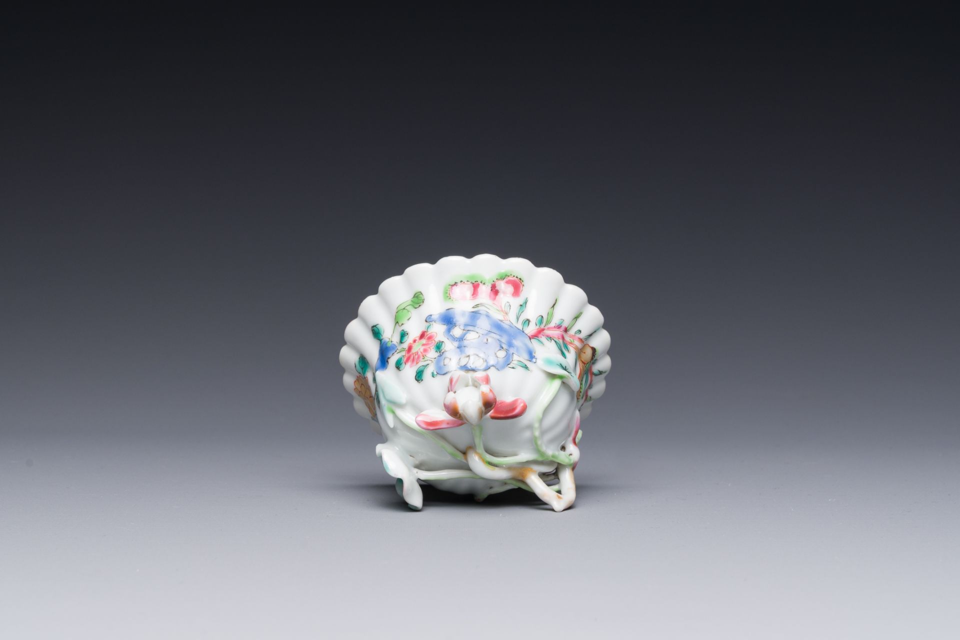 A Chinese famille rose relief-decorated cup and saucer, Yongzheng - Bild 4 aus 4