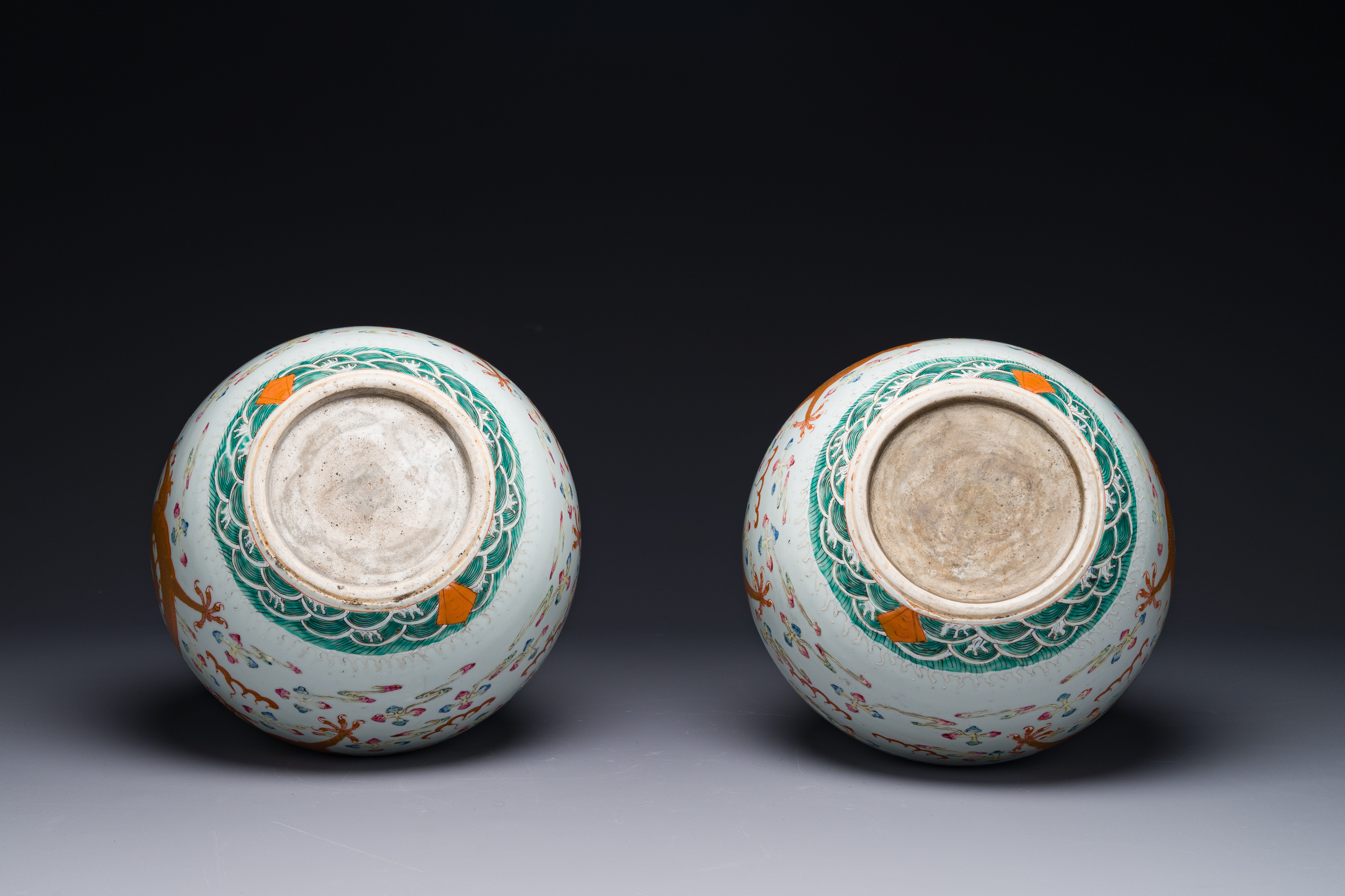 A pair of Chinese famille rose 'dragon' bottle vases, Tongzhi/Guangxu - Image 6 of 6