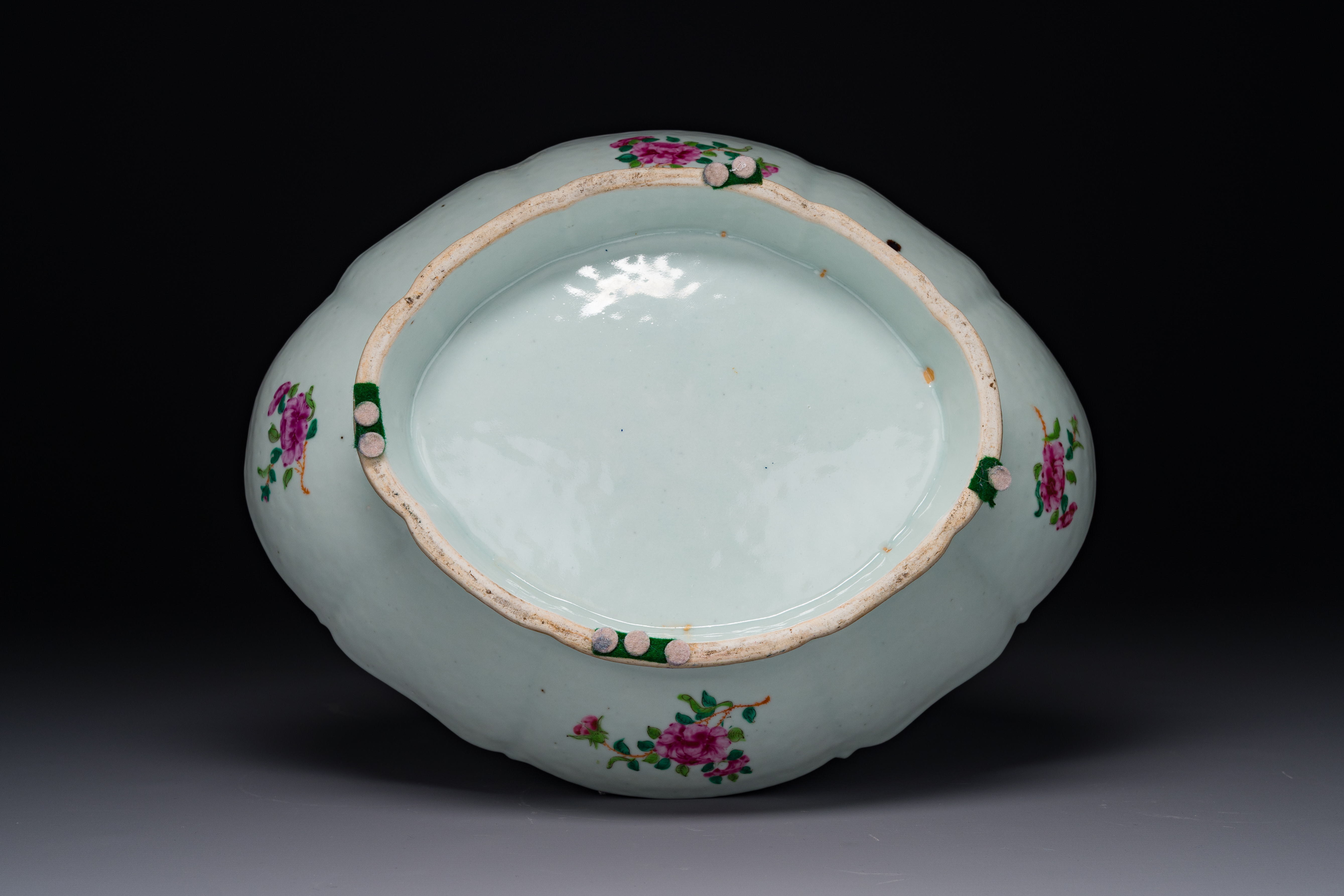 An ovale Chinese Canton famille rose tazza with narrative design, 19th C. - Image 2 of 3