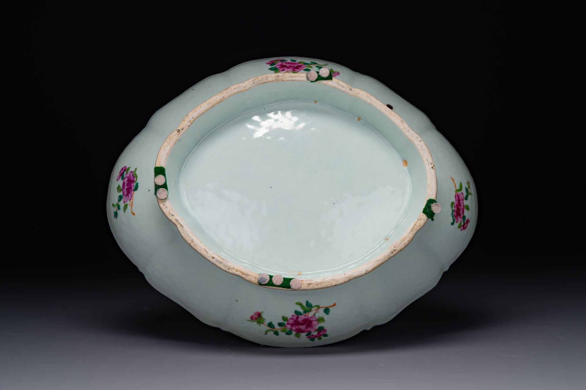 An ovale Chinese Canton famille rose tazza with narrative design, 19th C. - Bild 2 aus 3