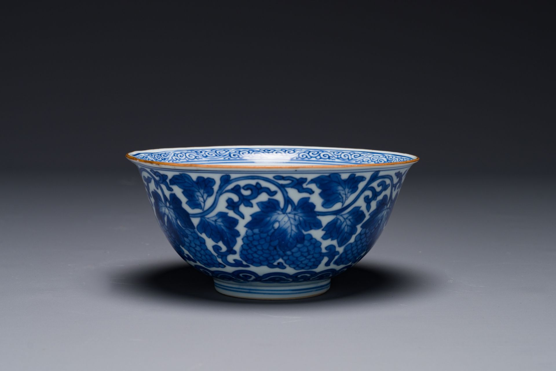 A Chinese blue and white 'grape' bowl, Jiajing mark, Shunzhi/Kangxi - Bild 4 aus 6