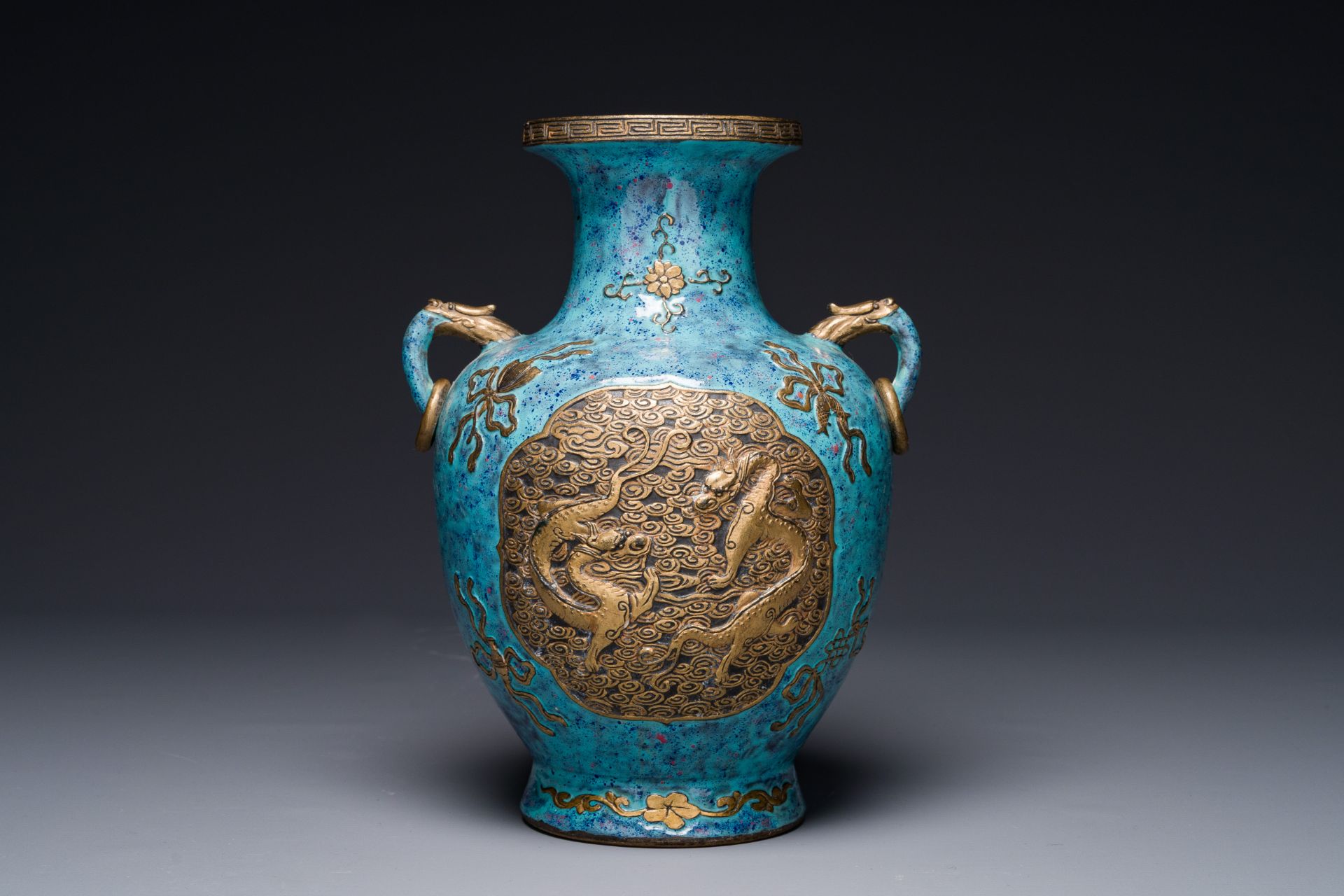 A Chinese 'robin's egg and imitation bronze'-glazed 'hu' vase, Qianlong mark, 19th C. - Bild 3 aus 5