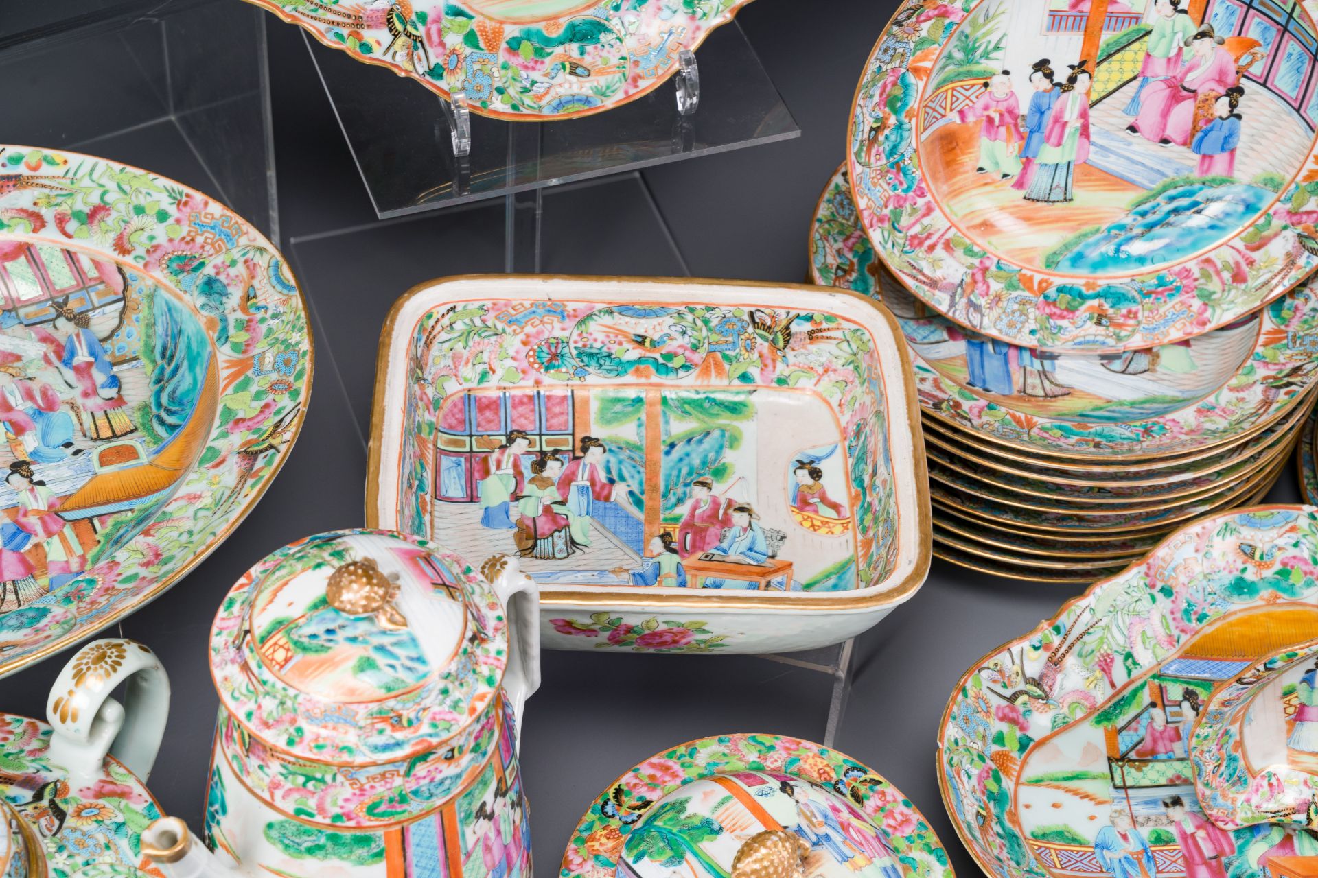 A very extensive Chinese Canton famille rose 81-piece dinner service, 19th C. - Image 8 of 11