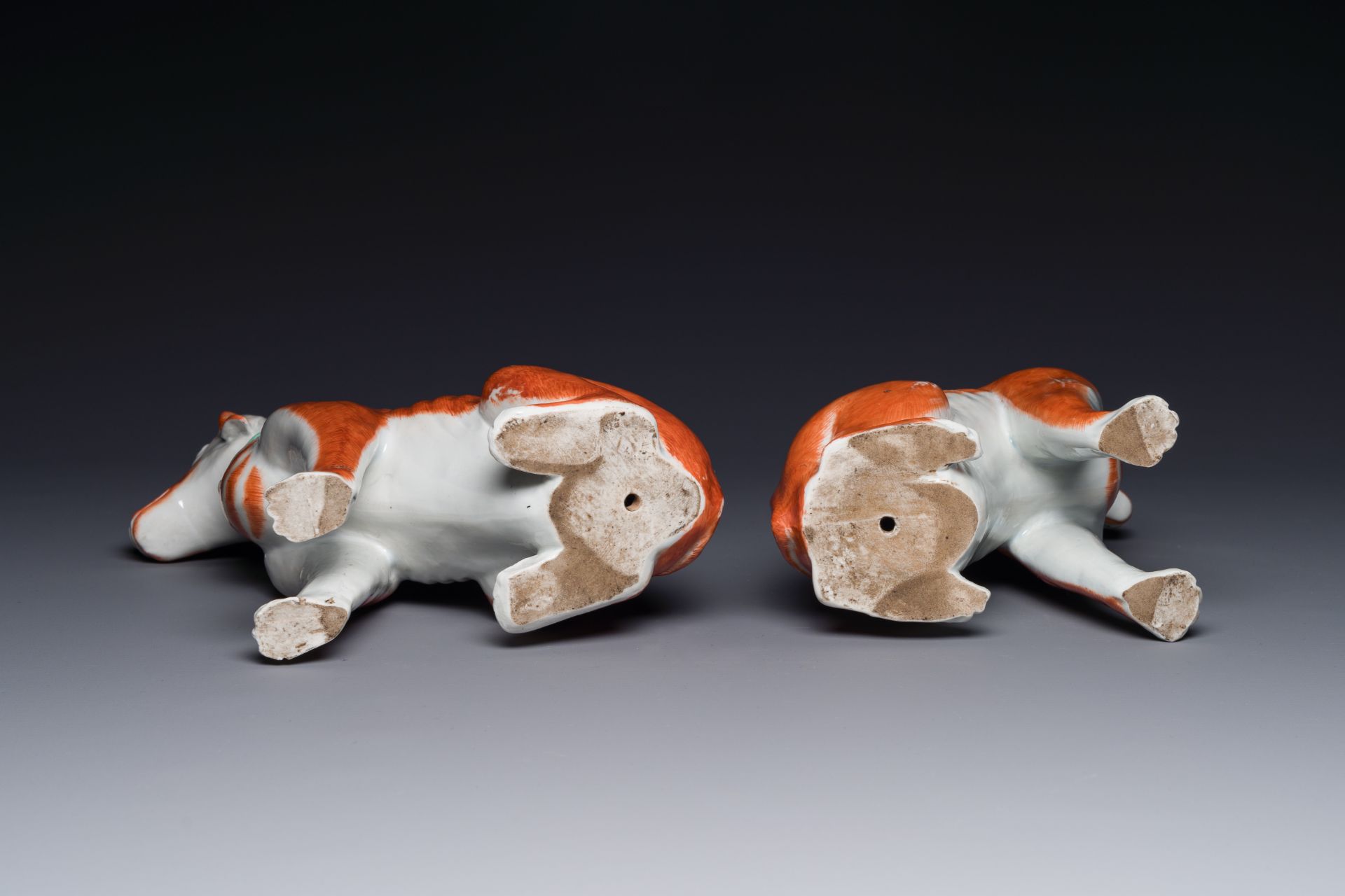 A pair of Chinese polychrome export porcelain models of dogs, Qianlong - Bild 4 aus 4