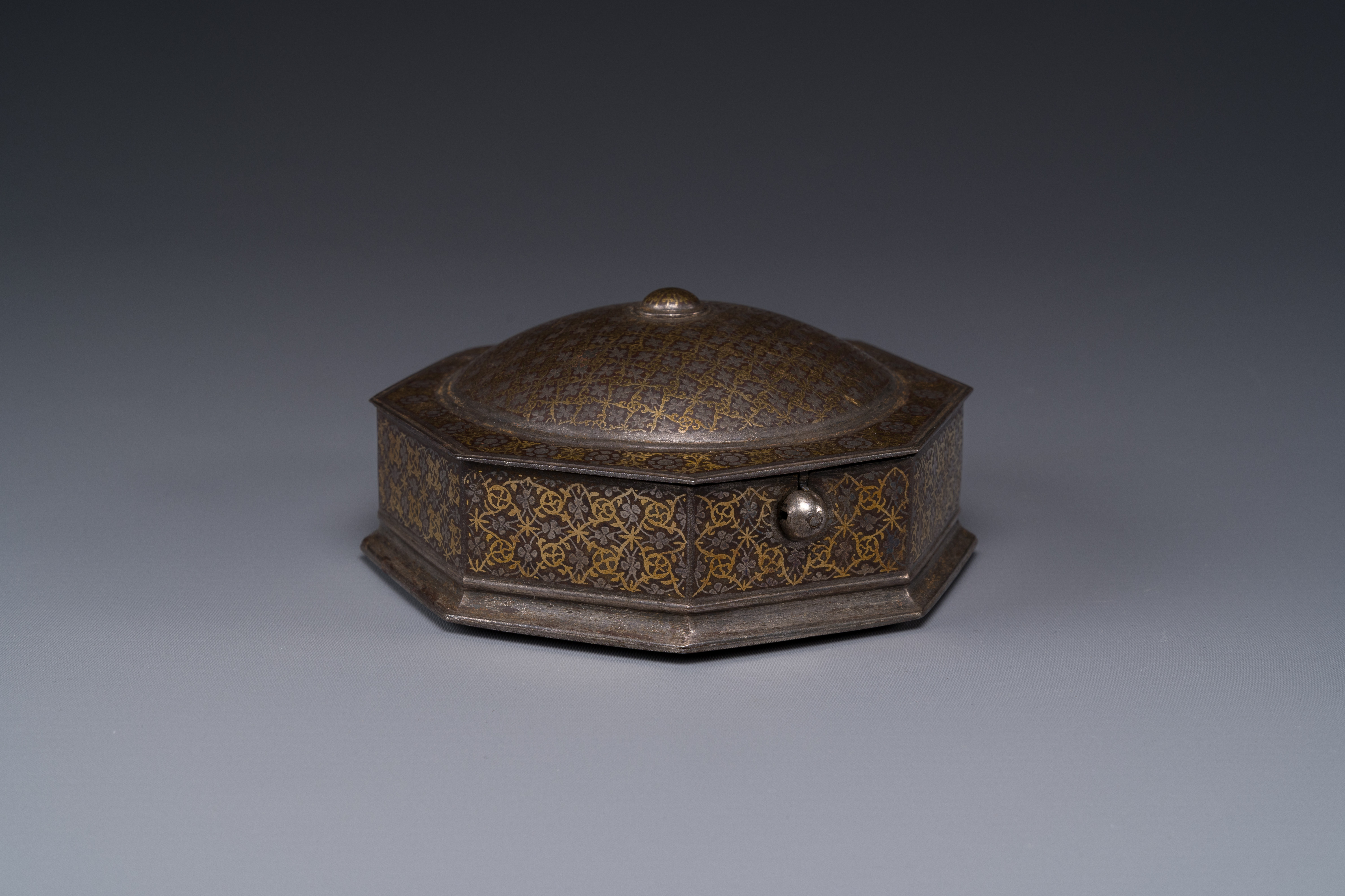 A Iranian octagonal parcel-gilt and silver inlaid box, 18/19th C.