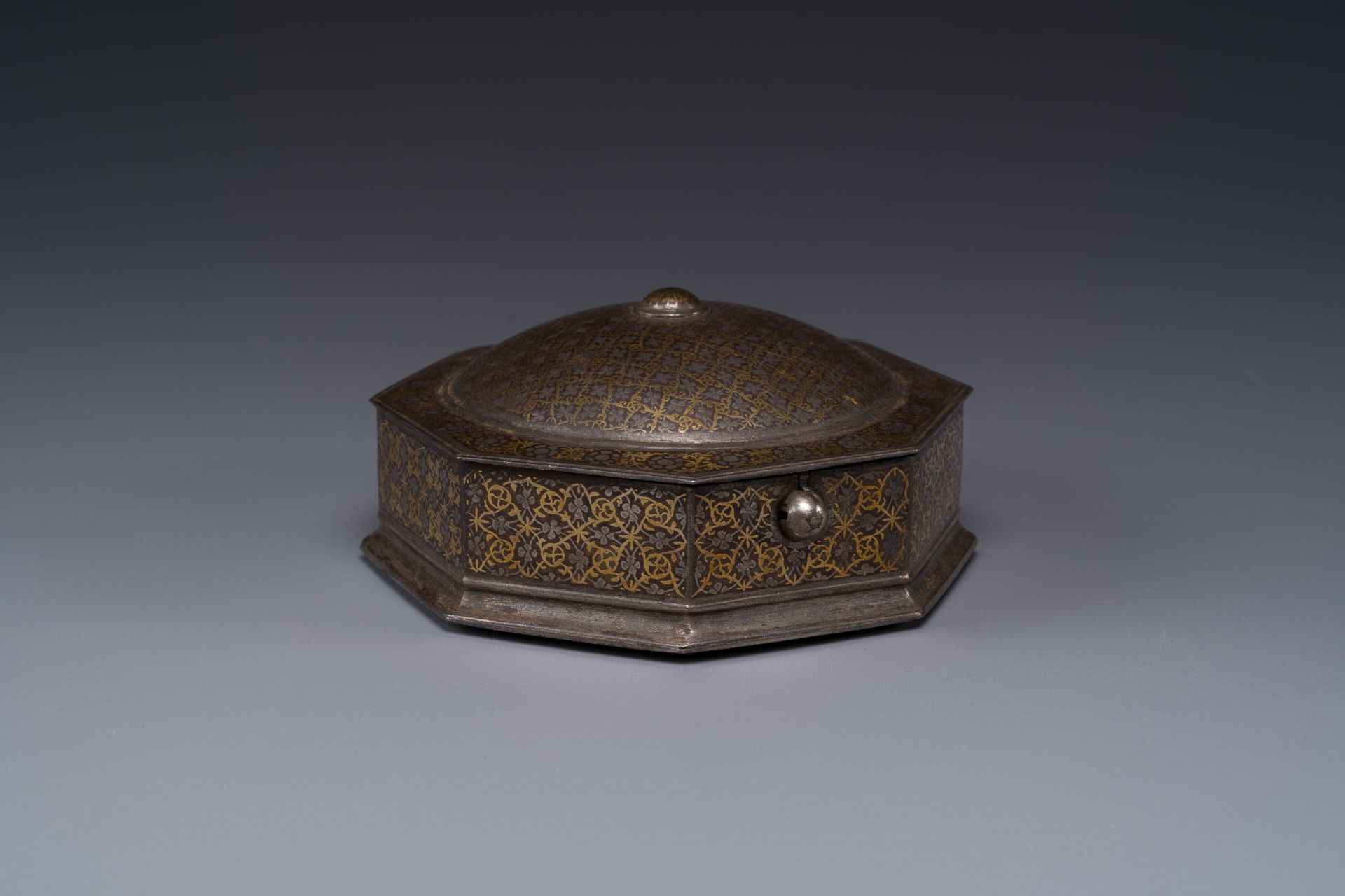 A Iranian octagonal parcel-gilt and silver inlaid box, 18/19th C.