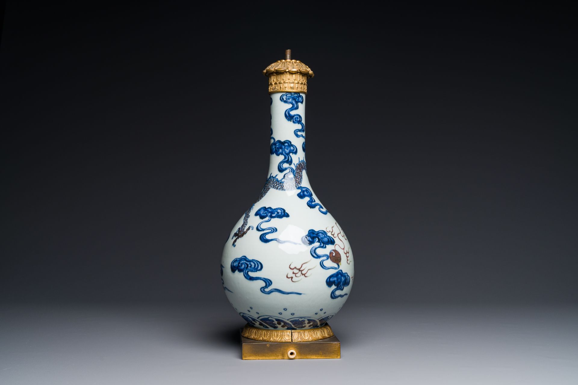 A Chinese blue, white and copper-red 'dragon' vase with gilt bronze mounts, 18th C. - Bild 3 aus 4