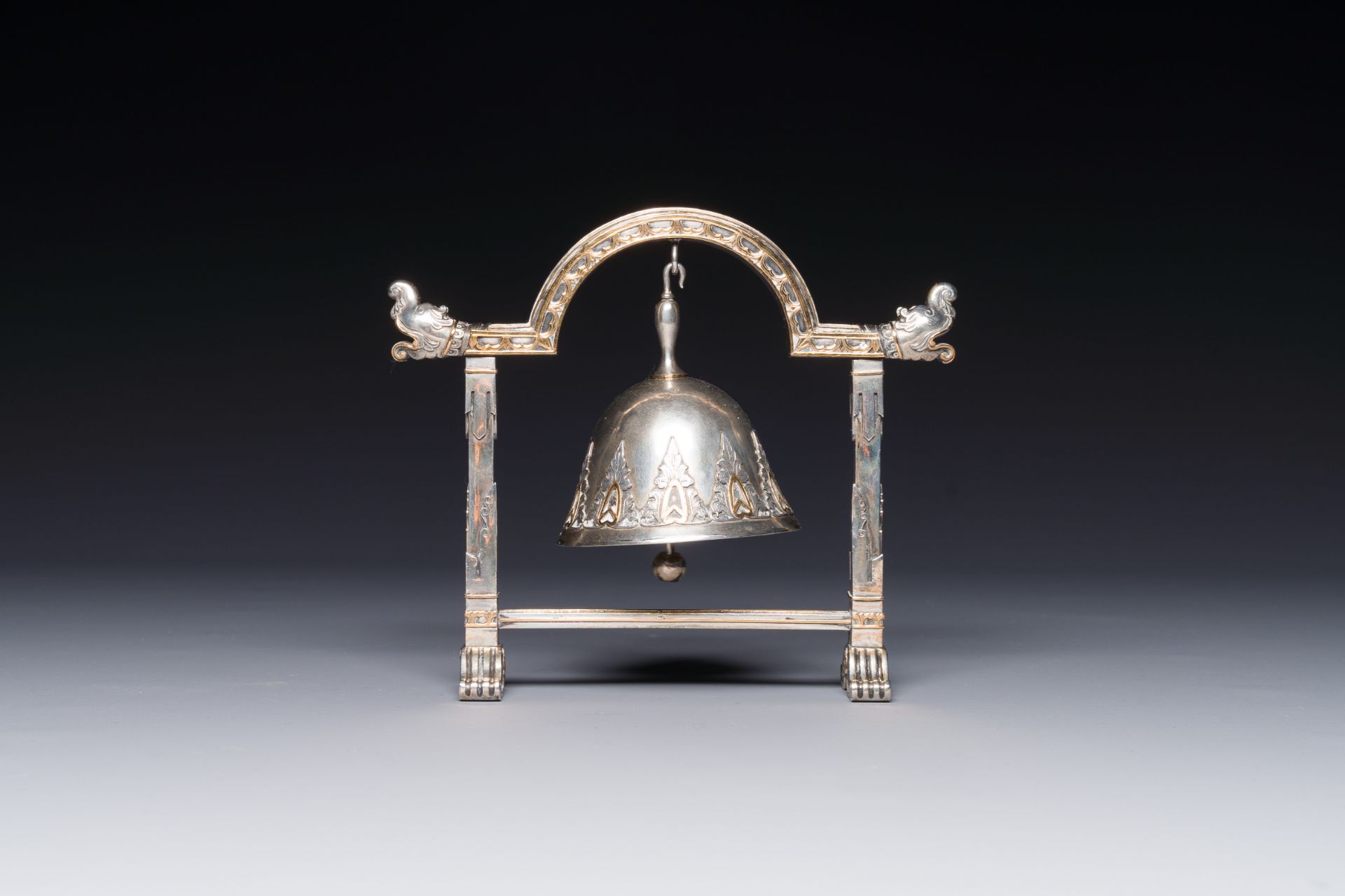 A fine parcel-gilt silver table bell or miniature gong, Southeast Asia, early 20th C. - Image 4 of 12