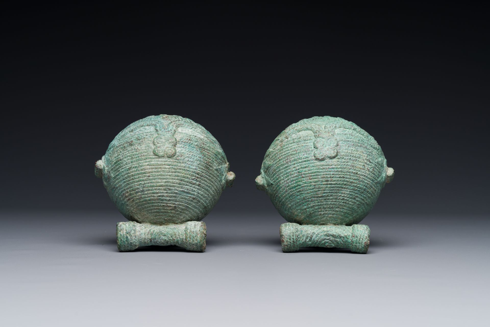 A pair of round bronze bells for water buffalo, Cambodia, Batambang provence, 300 BC - Bild 9 aus 15