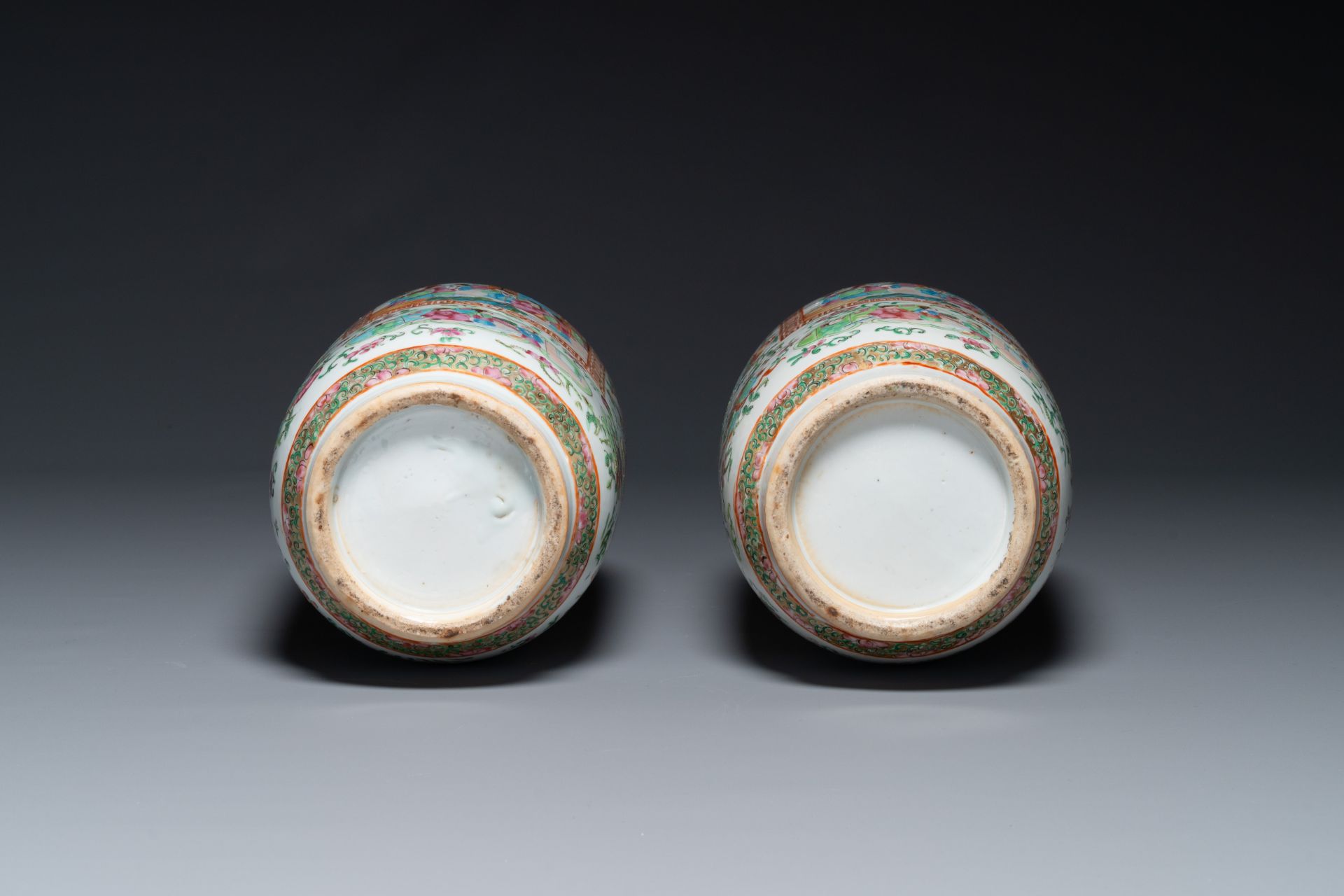 A pair of Chinese Canton famille rose vases with wooden stands, 19th C. - Image 5 of 5