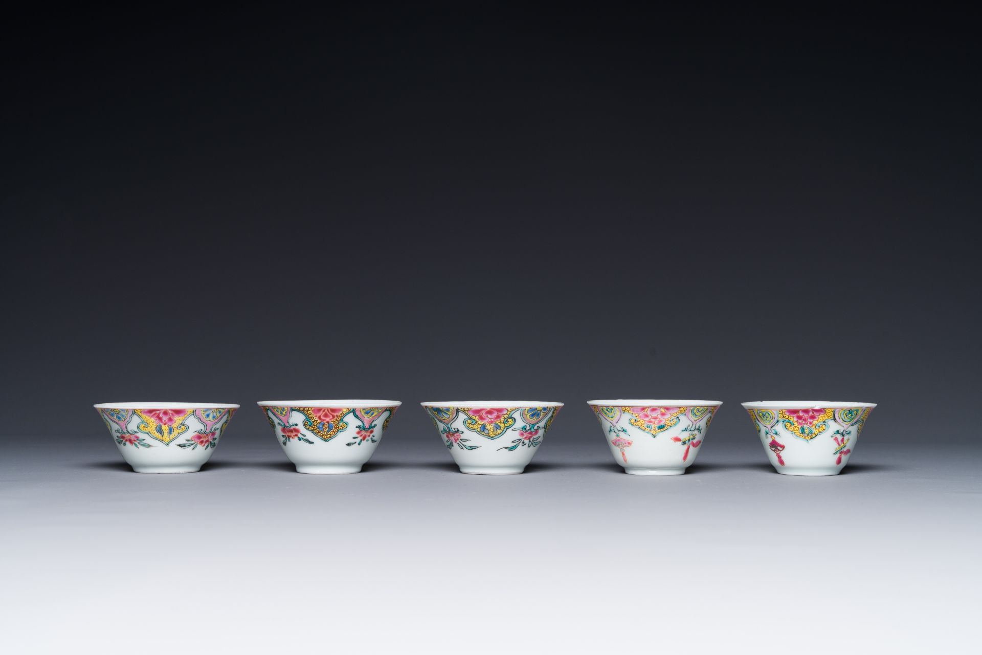 Five Chinese famille rose cups and six saucers with floral decor, Yongzheng/Qianlong - Bild 5 aus 6