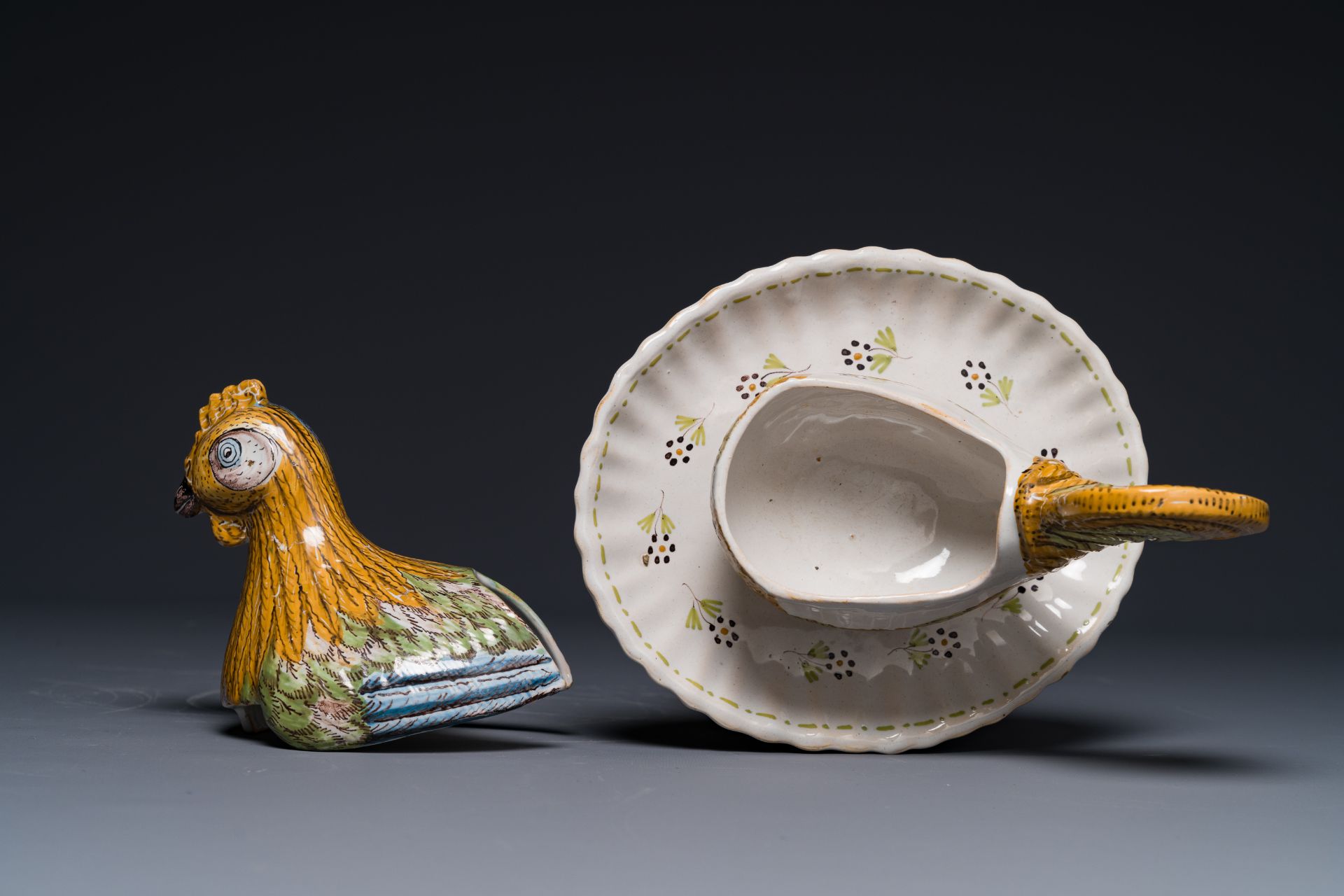 A German polychrome faience rooster-shaped tureen and cover, Abtsbessingen, 18th C. - Bild 5 aus 13
