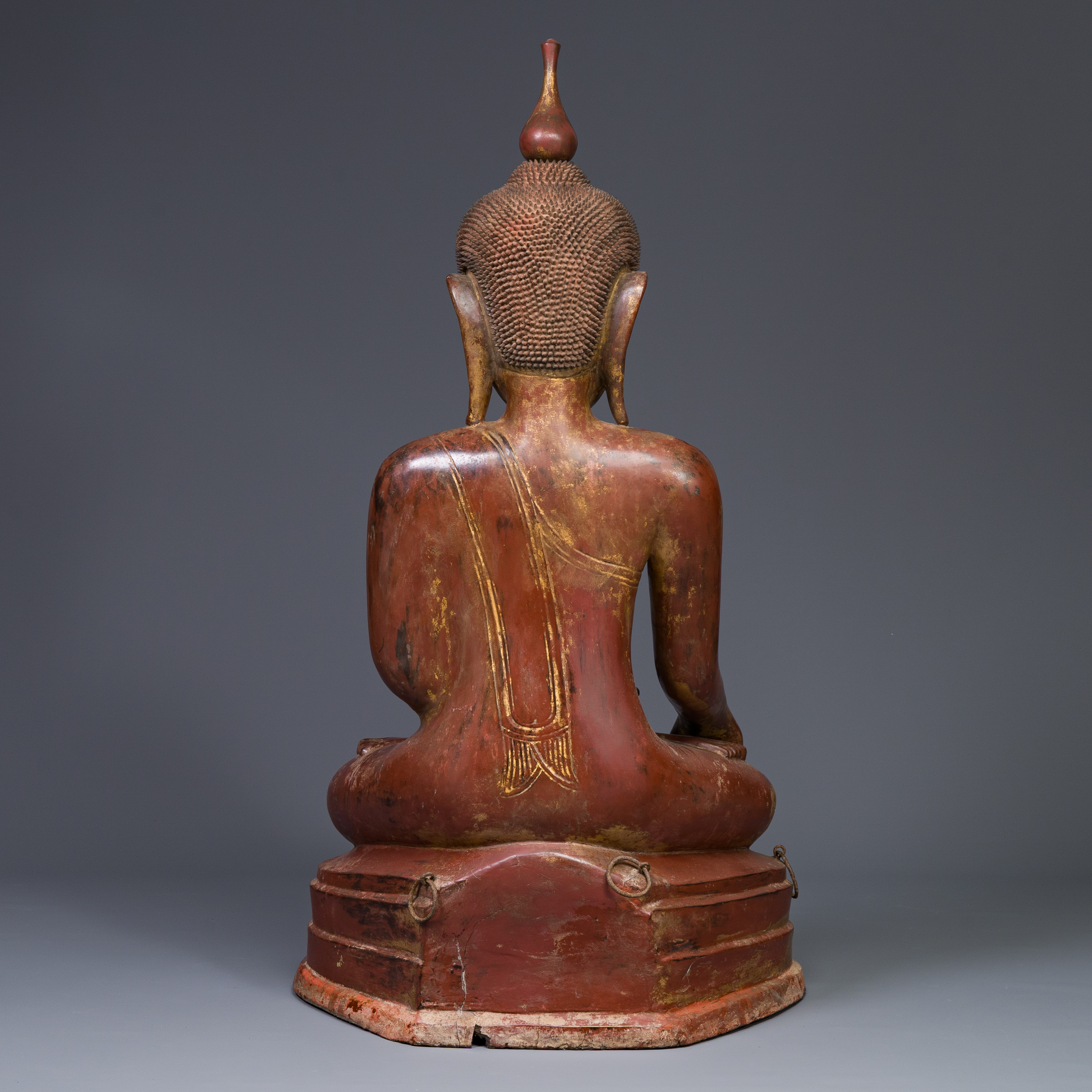 A large Burmese gilded lacquer Buddha in bhumisparsha mudra, 19/20th C. - Image 7 of 18