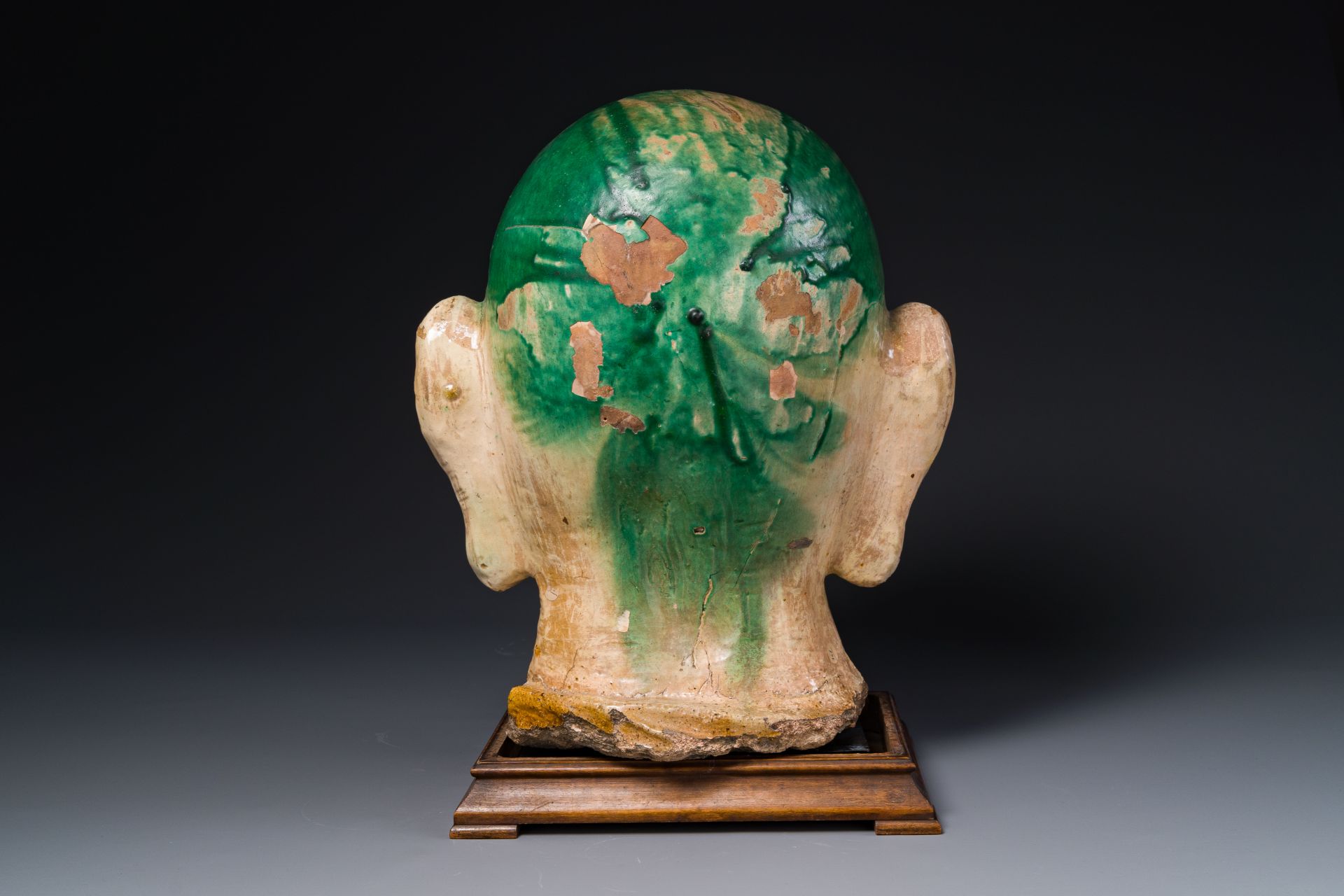An imposing Chinese sancai glazed stoneware head of a monk, Yuan/Ming - Image 4 of 7