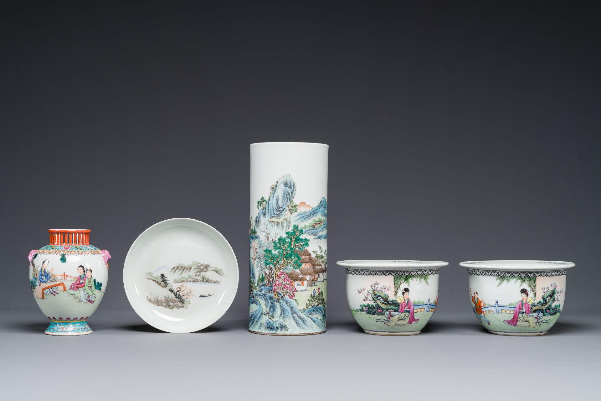 A group of five pieces Chinese famille rose porcelain, Qianlong and Hongxian mark, 19/20th C. - Bild 2 aus 4