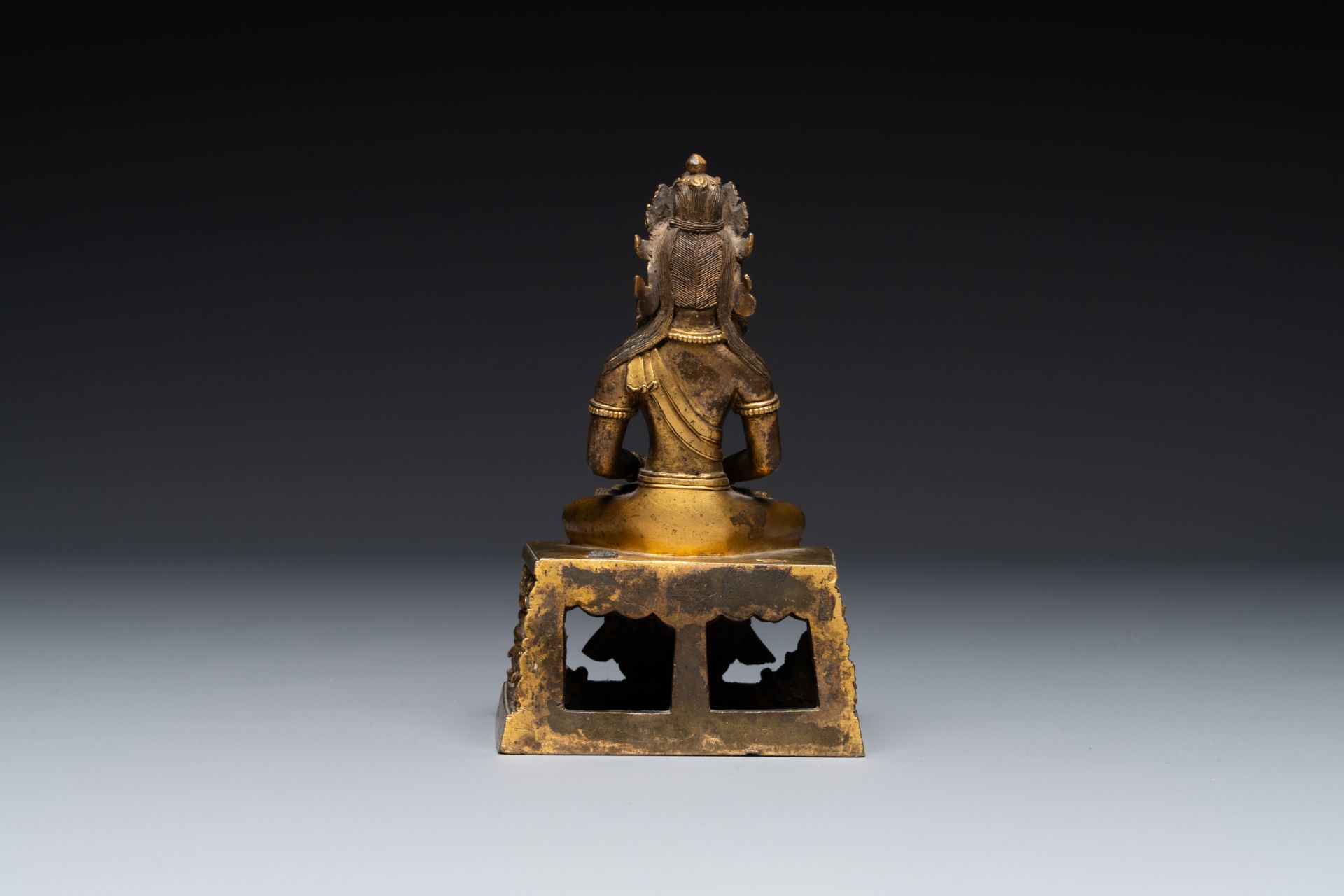 A Sino-Tibetan bronze figure Buddha Amitayus, Qianlong - Bild 4 aus 7