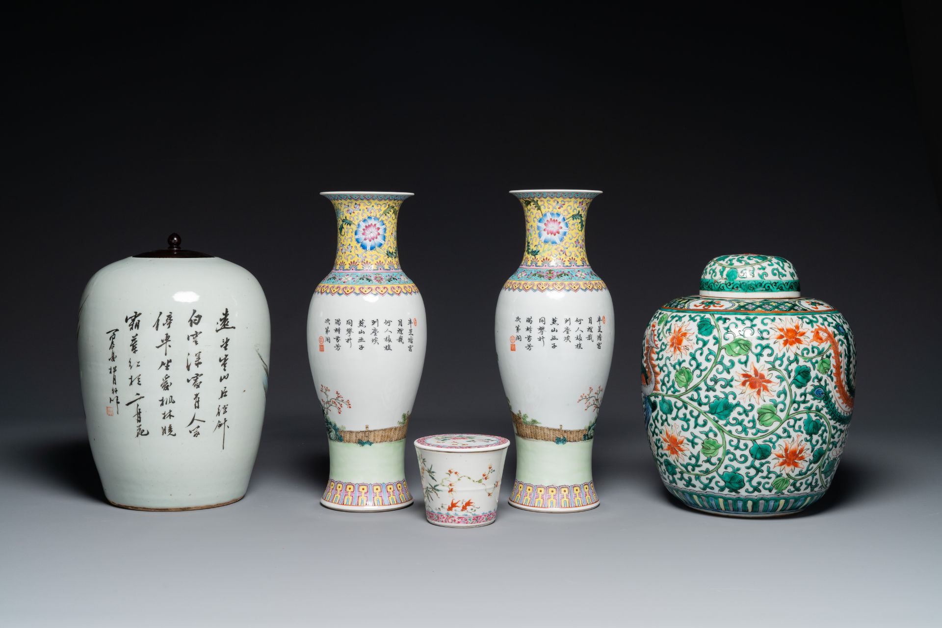 A pair of Chinese famille rose vases, two jars and a box with cover, 19/20th C. - Bild 2 aus 6