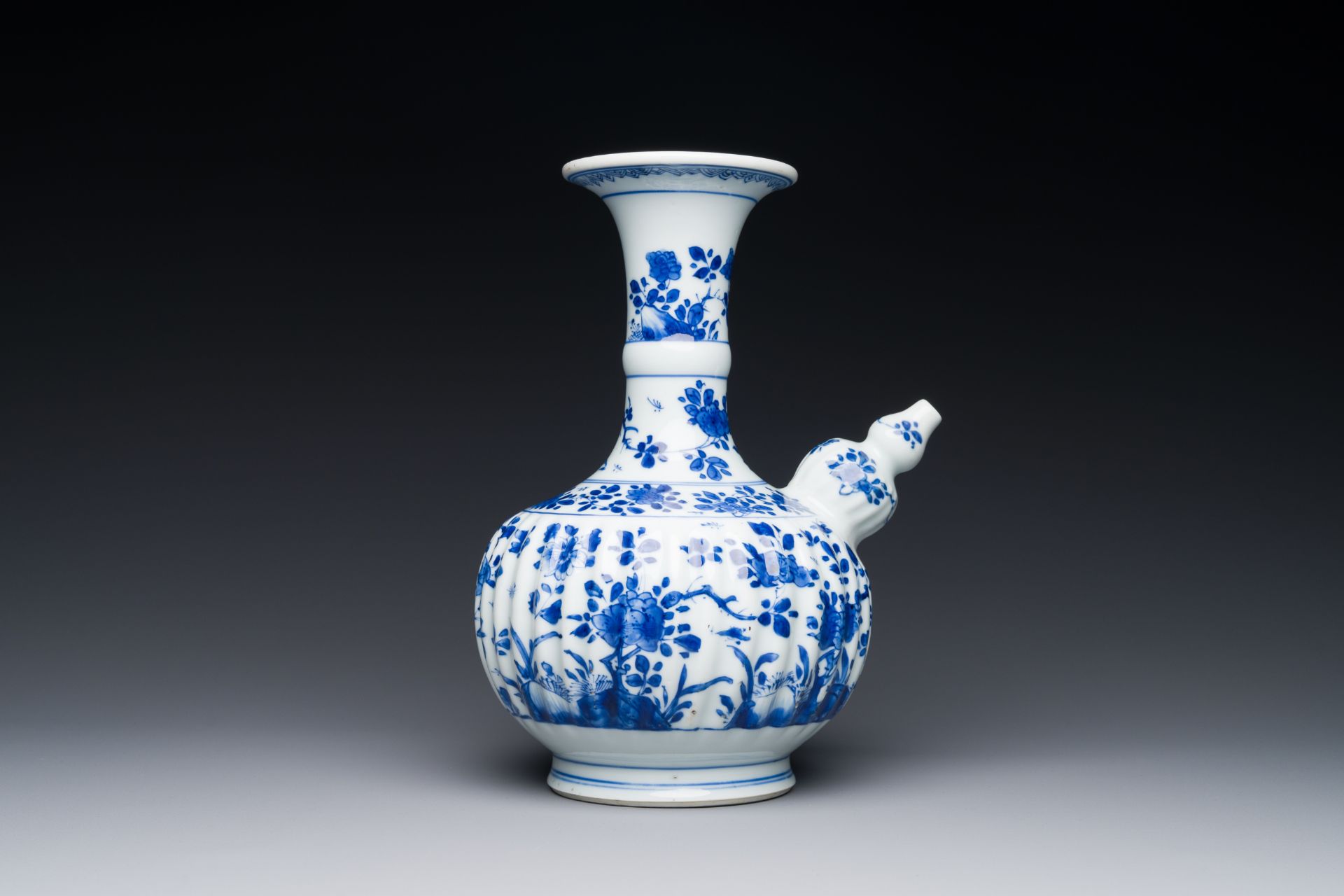 A Chinese blue and white kendi with floral design, Kangxi - Image 4 of 7