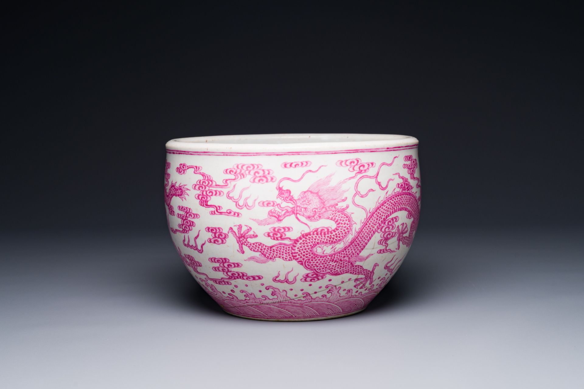 A small Chinese puce-enamelled 'dragon' fish bowl, 19/20th C. - Image 3 of 7