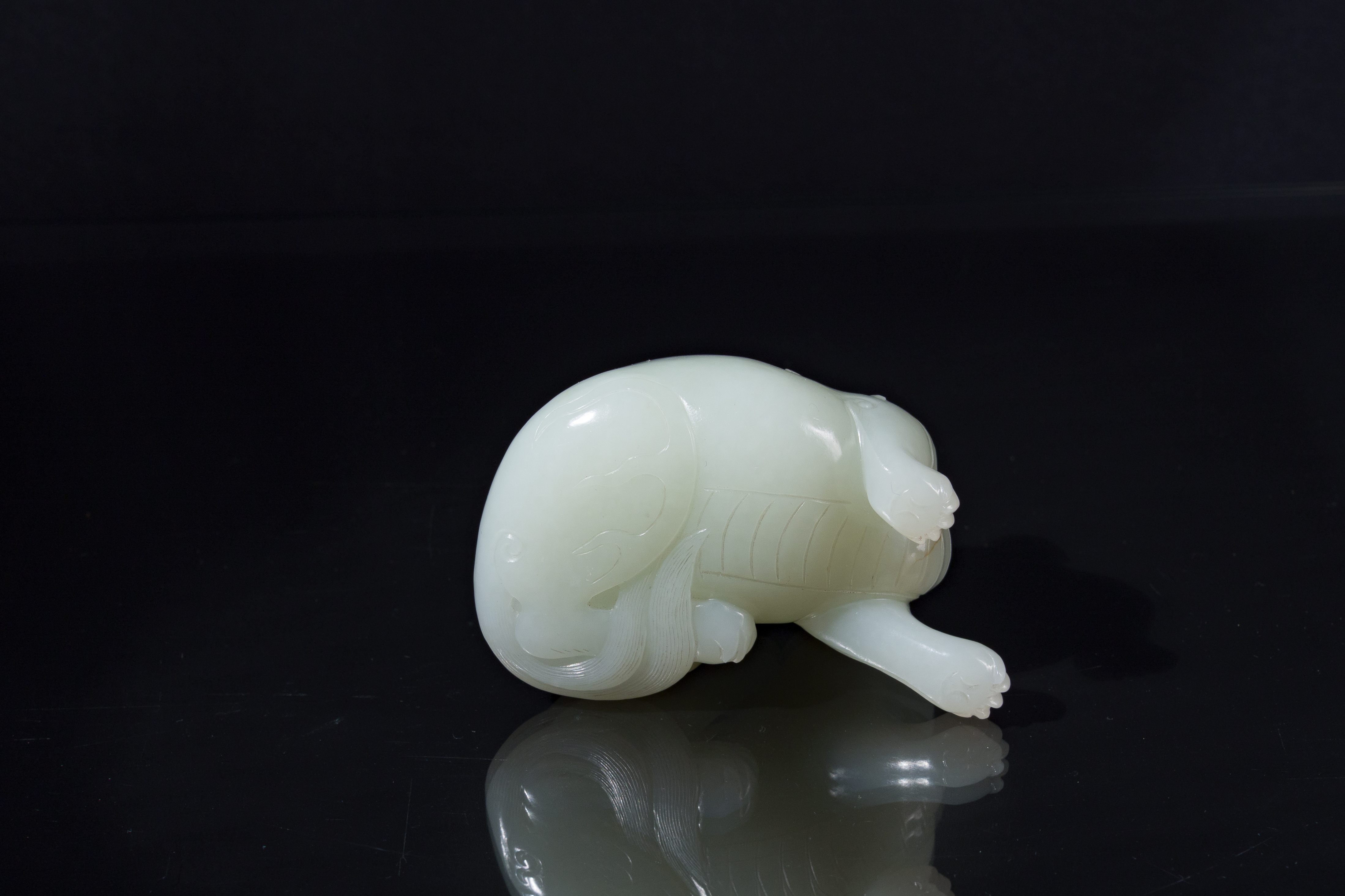 A fine Chinese celadon jade sculpture of a mythical beast, 17/18th C. - Image 6 of 7