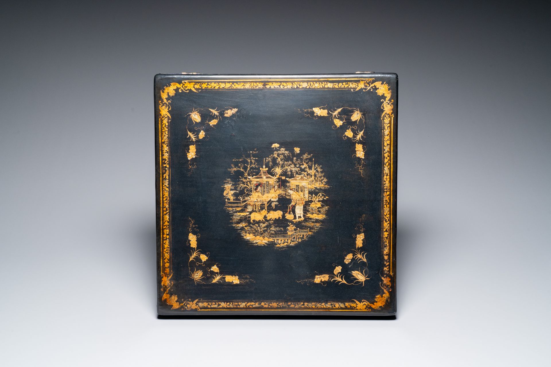 A rare Chinese Canton gilt black lacquer presentation box, 19th C. - Bild 2 aus 5