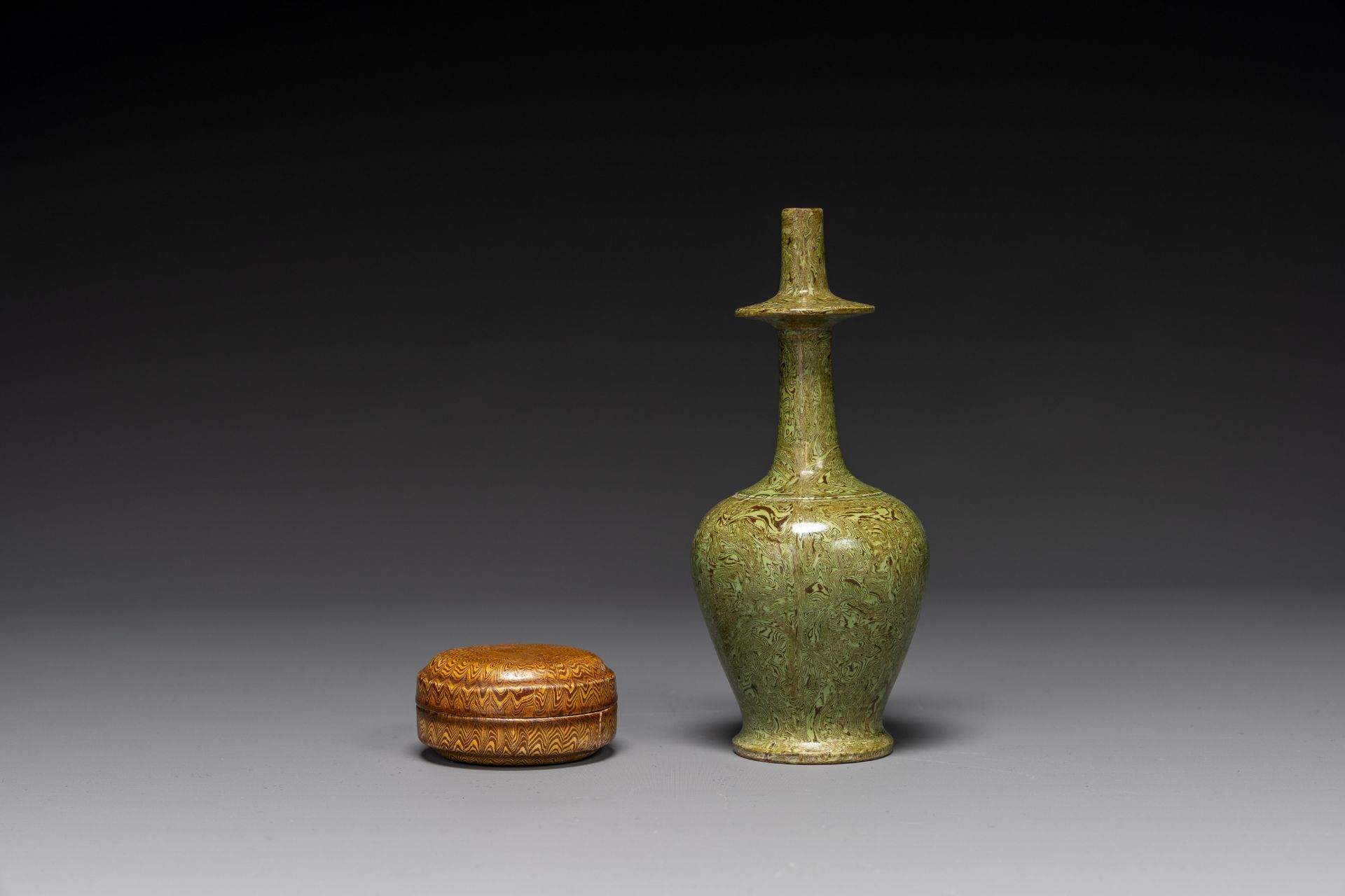 A Chinese yellow-glazed marbled covered box and a green-glazed marbled ewer, Tang/Song - Bild 2 aus 6