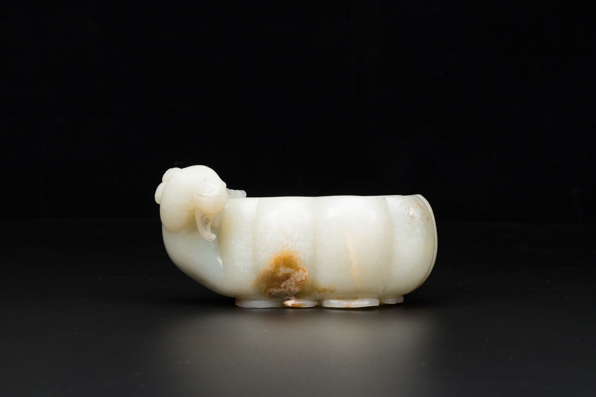 A Chinese celadon jade flower-shaped brush washer with ram's head, 17th C. - Image 4 of 9