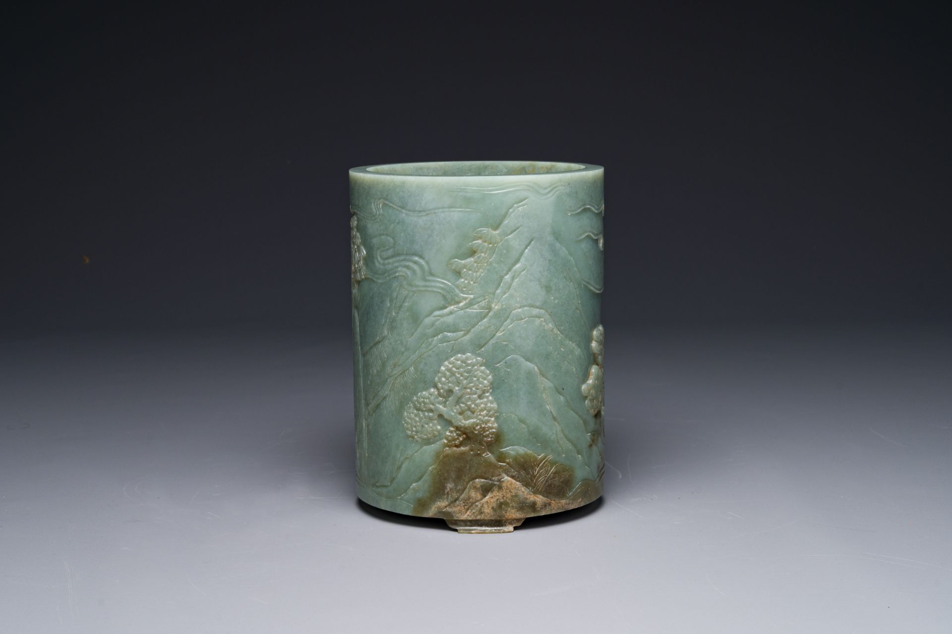 A Chinese spinach jade brush pot with relief design, 18th C. - Image 4 of 7