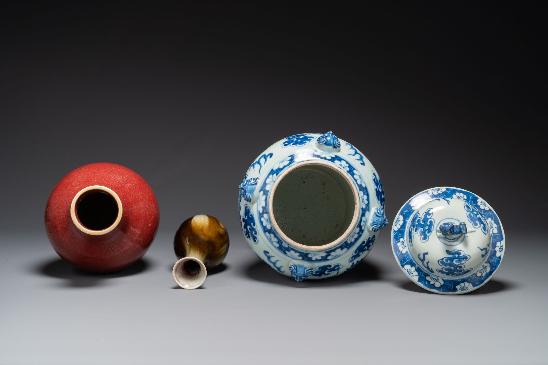 Two Chinese monochrome-glazed vases and a blue and white covered vase, 19th C. - Image 3 of 4