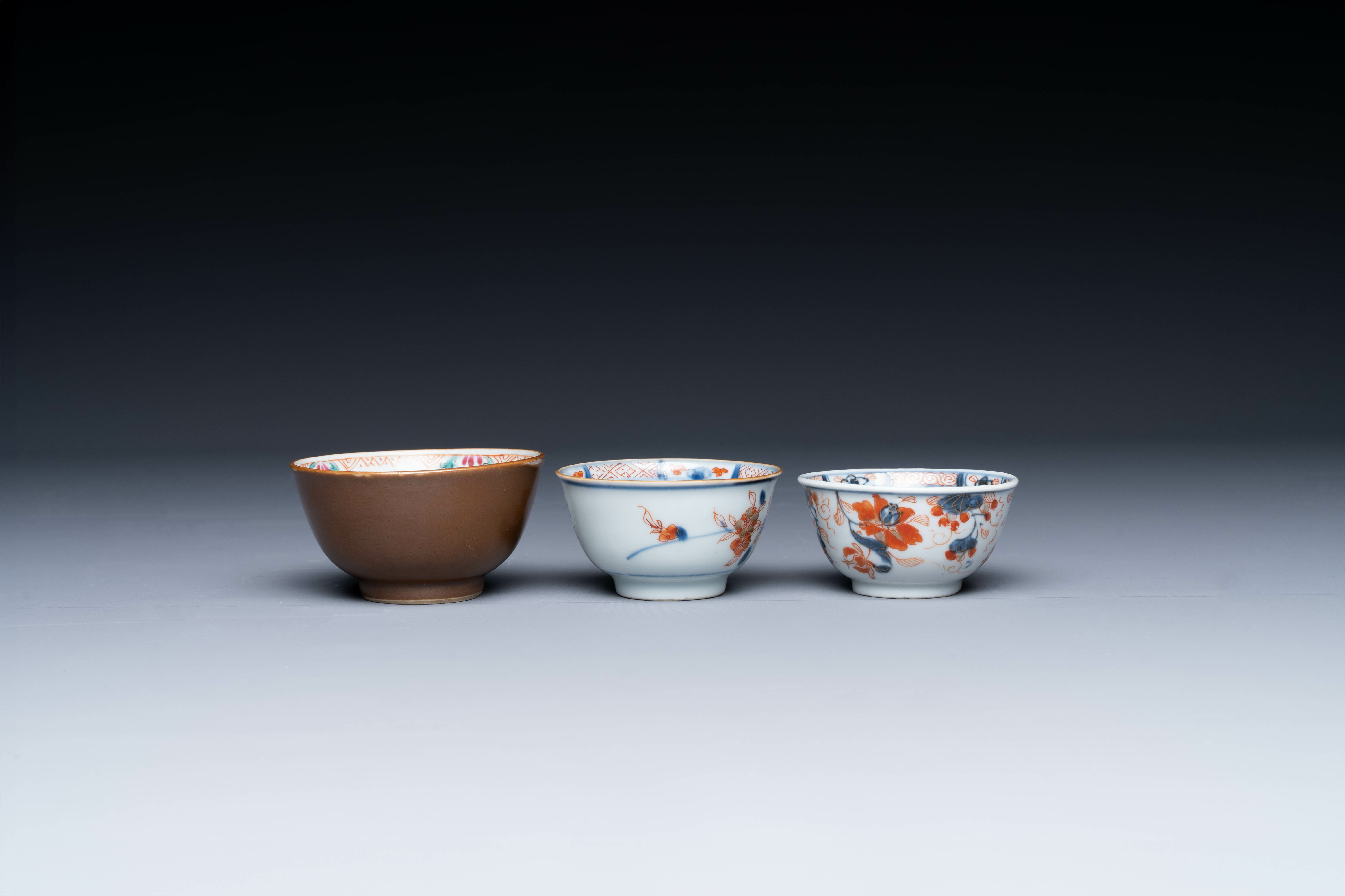 A varied collection of Chinese famille rose and Imari-style porcelain, Yongzheng and later - Image 11 of 21