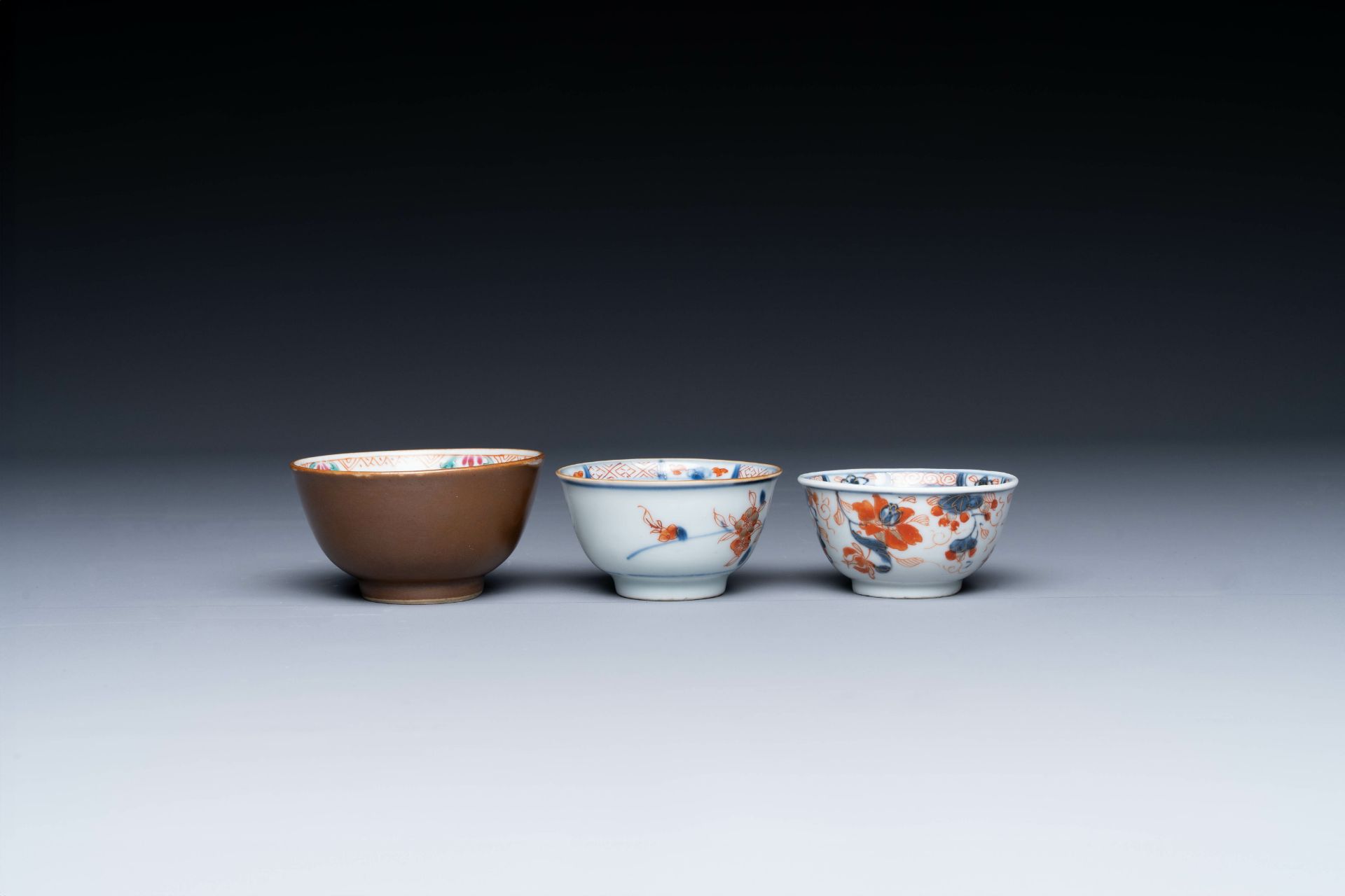 A varied collection of Chinese famille rose and Imari-style porcelain, Yongzheng and later - Bild 11 aus 21