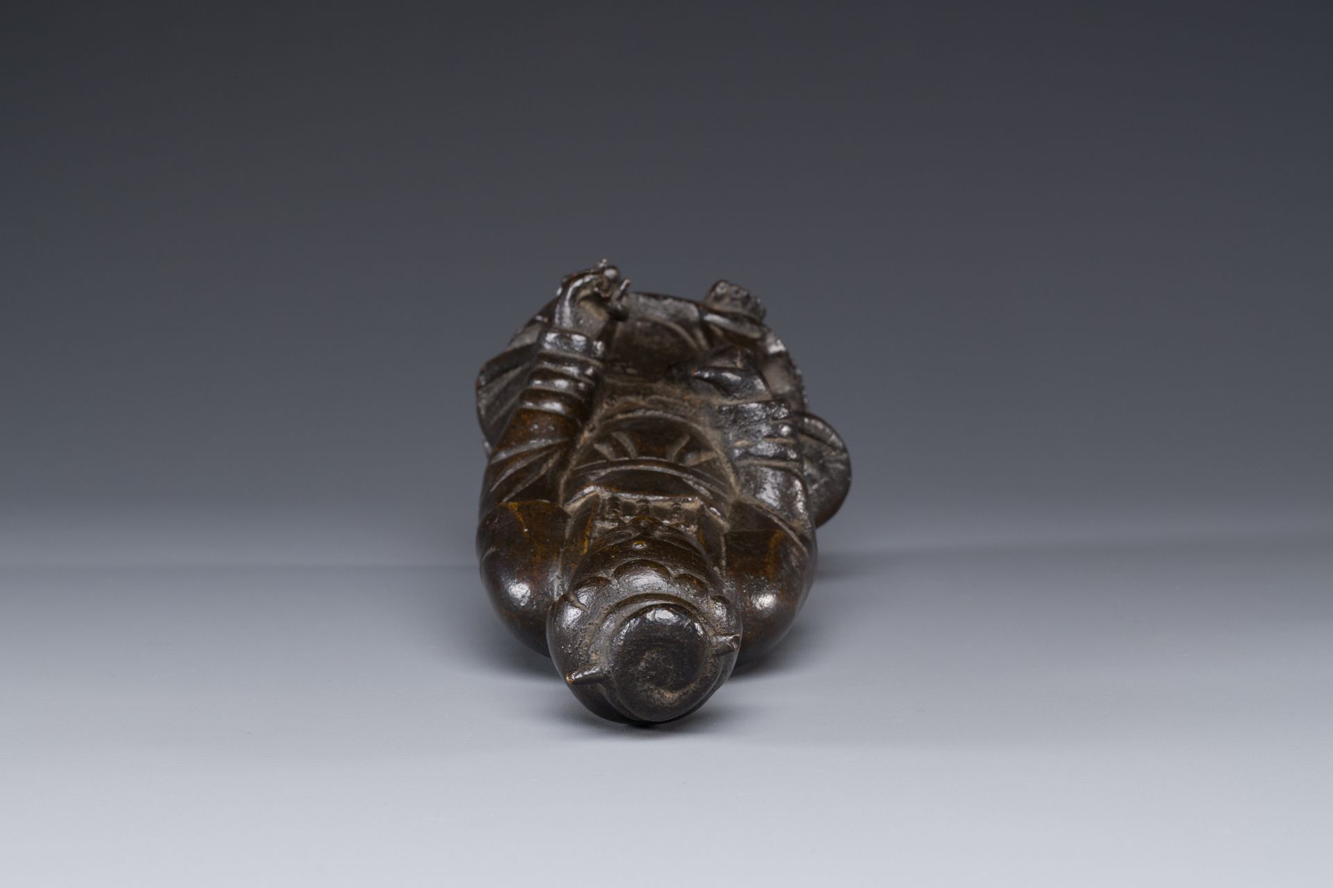 A Chinese bronze figure of a standing Guanyin, Ming - Bild 4 aus 5